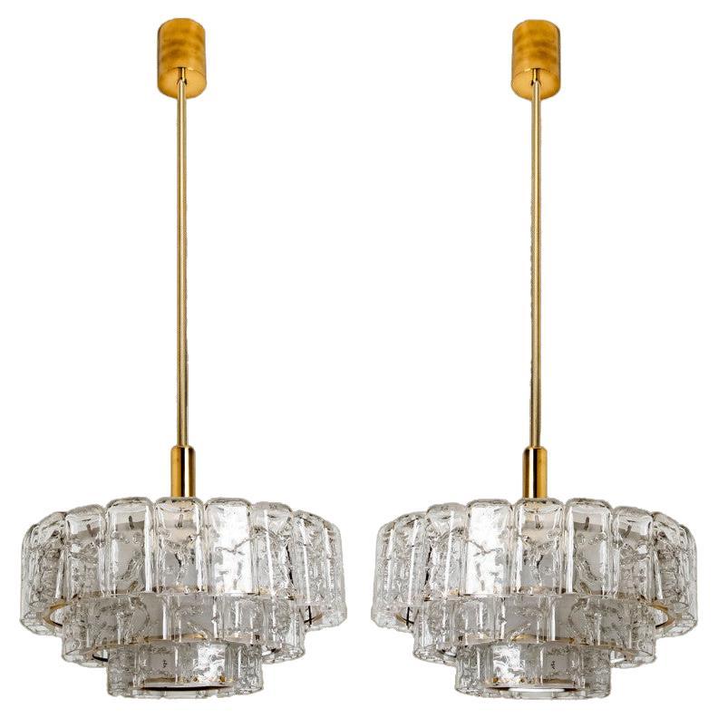 1 dei 2 lampadari cilindrici a 3 livelli in vetro ghiaccio di Doria,  1960s in vendita