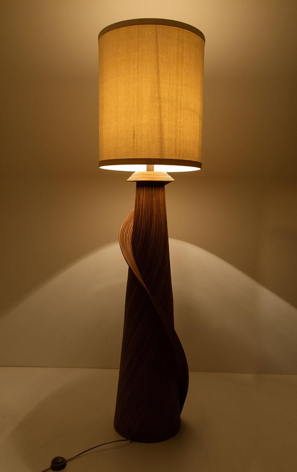XXIe siècle et contemporain 1 des 2 grands lampadaires écologiques en rotin de René Houben en vente