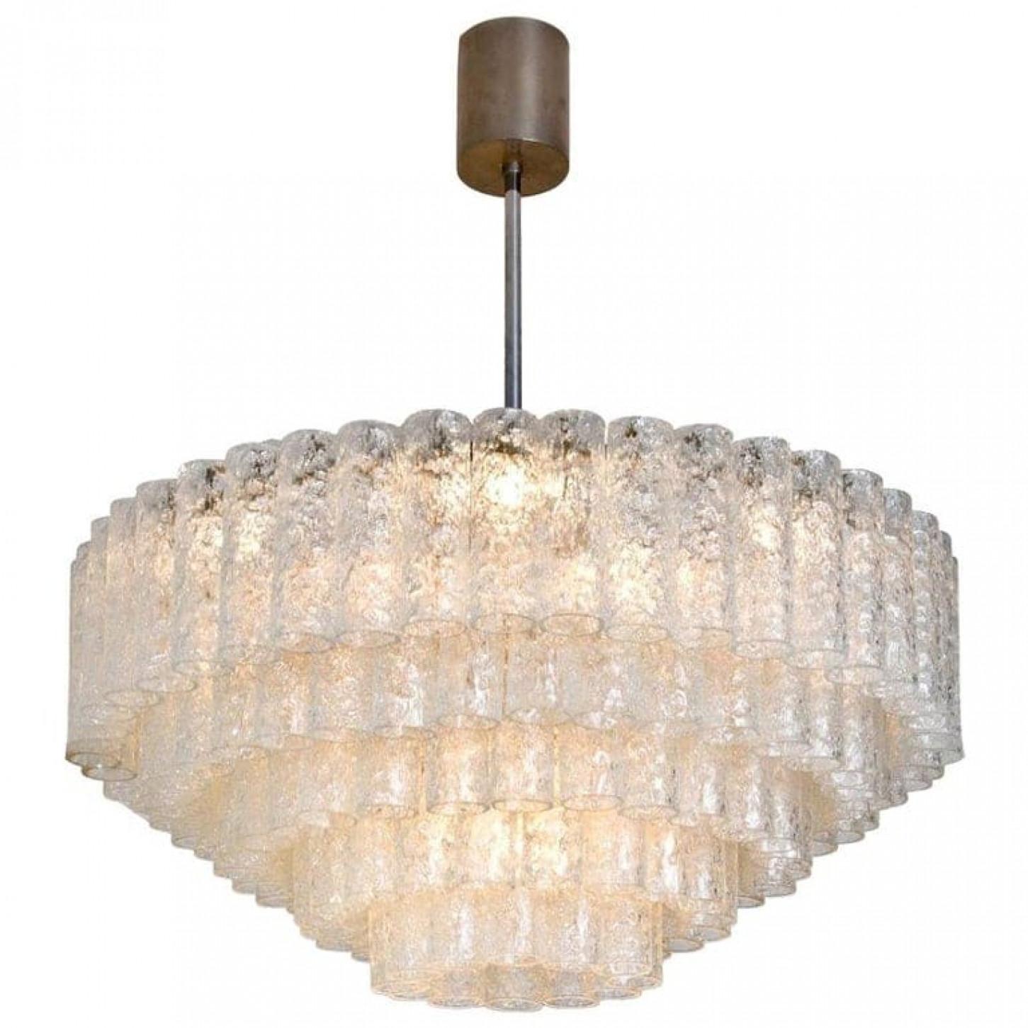 Bellissimo lampadario a nove luci a tubo gigante di Doria Leuchten degli anni '60. Cinque strati di tubi di vetro (e cinque riserve) soffiati a mano con elementi tubolari a spirale. Un lampadario molto elegante e raffinato, che si adatta a tutti i