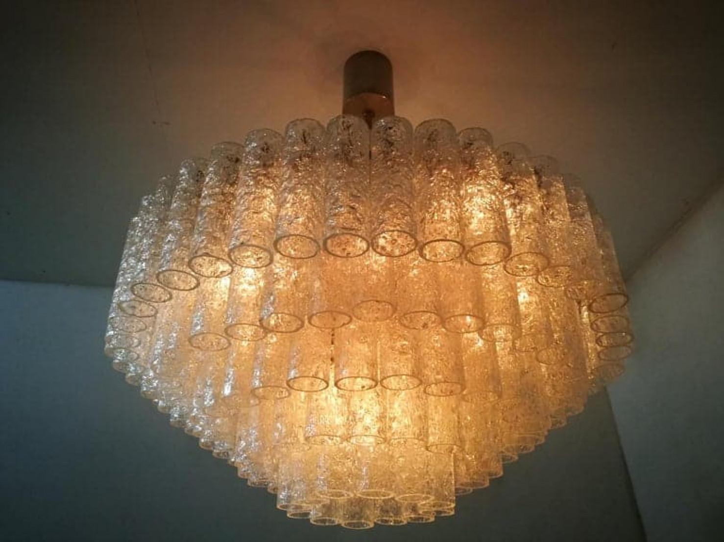 Mid-Century moderno 1 delle 2 eccezionali sculture luminose Doria a cinque livelli, 130 tubi di vetro in vendita
