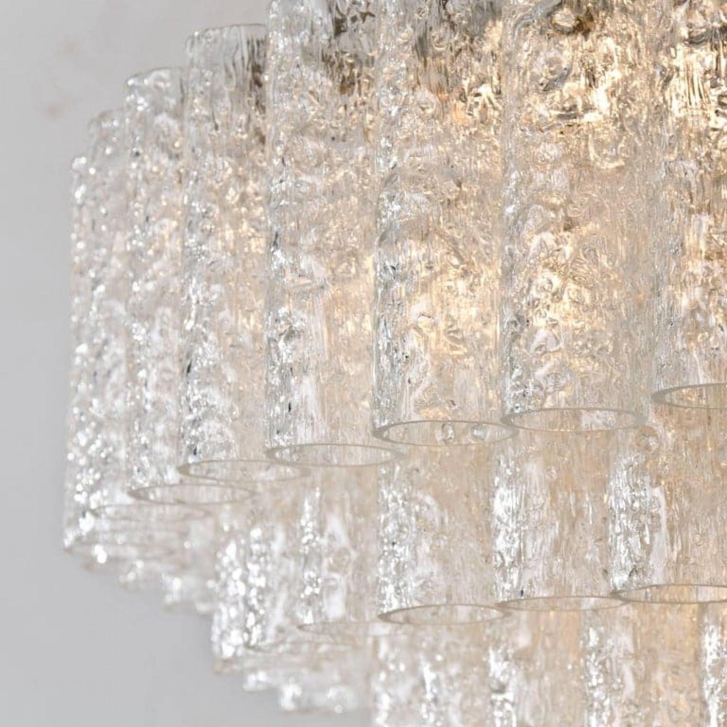 Metà XX secolo 1 delle 2 eccezionali sculture luminose Doria a cinque livelli, 130 tubi di vetro in vendita