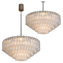 1 de las 2 excepcionales esculturas luminosas Doria de cinco pisos, 130 tubos de cristal