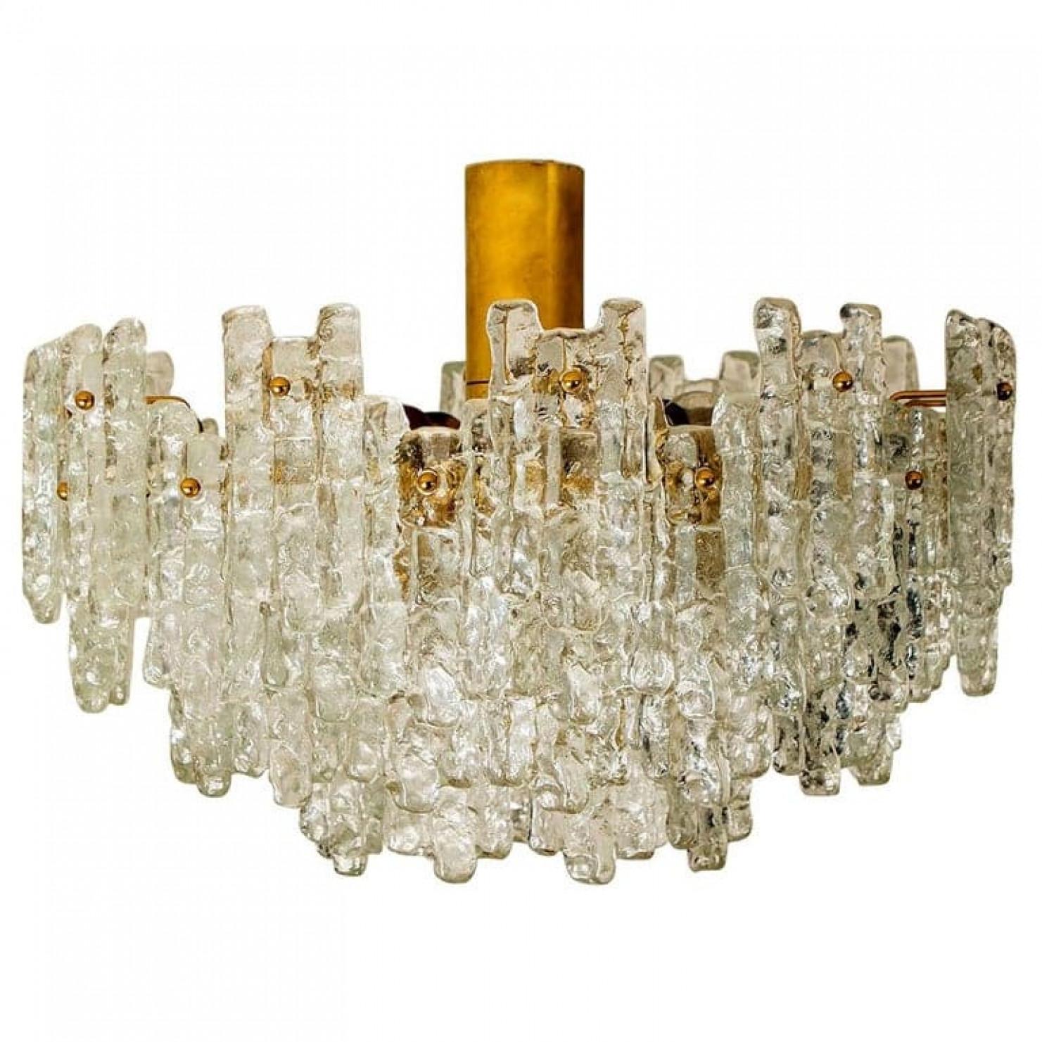 1 des 2 exceptionnels, immenses, propres et modernes ballroom flush mount by J.T. Kalmar Leuchten des années 1960. Le lustre se compose de plusieurs couches d'abat-jour en verre texturé soufflé à la main, montées sur un cadre en laiton disposé en