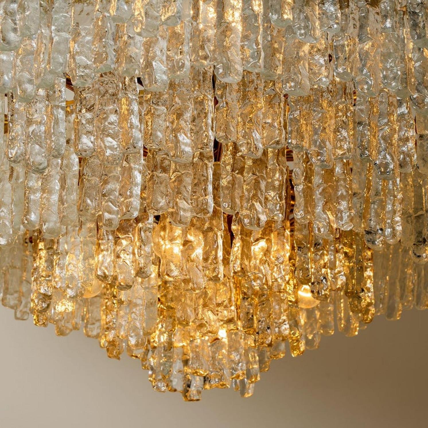 1 des 2 grands lustres/lustres encastrés en verre exceptionnels de J.T. Kalmar, années 1960 Bon état - En vente à Rijssen, NL