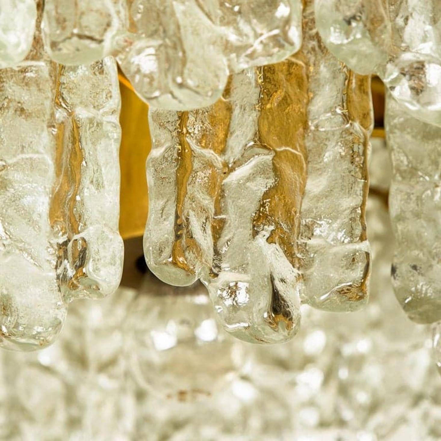 Laiton 1 des 2 grands lustres/lustres encastrés en verre exceptionnels de J.T. Kalmar, années 1960 en vente