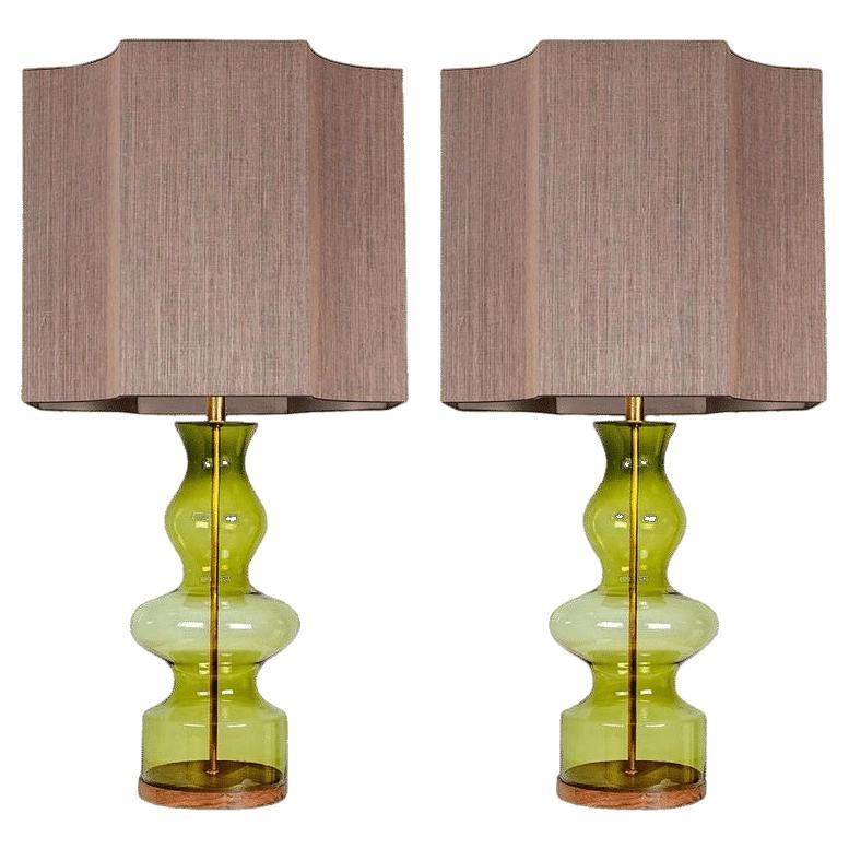 1 de las 2 Lámparas de sobremesa extragrandes de cristal verde con pantallas de ratán