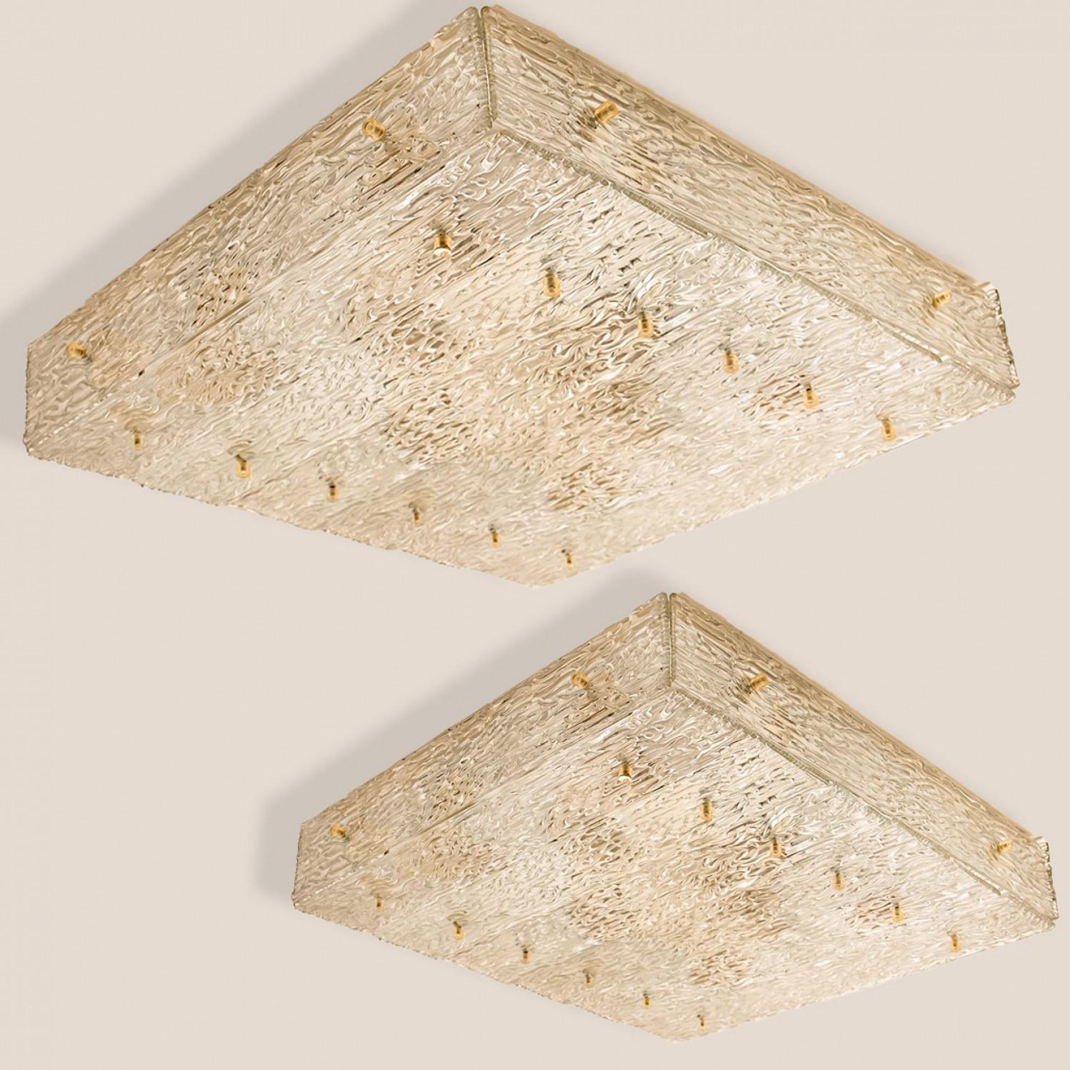 Monture affleurante en verre carré richement texturé par Kalmar, Autriche 1960. Modèle Heidelberg. La monture encastrée comporte quatre panneaux en verre texturé épais et une grande pièce centrale, le tout fixé à un cadre en métal blanc.

Dimensions