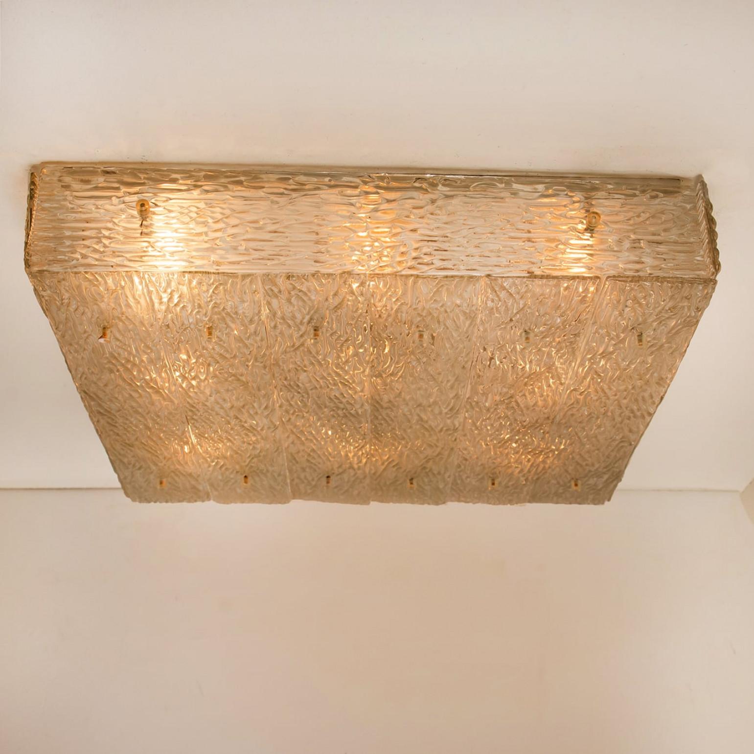 Autrichien 1 des 2 plus grands encastrés carrés en verre texturé de Kalmar, Autriche, 1960 en vente