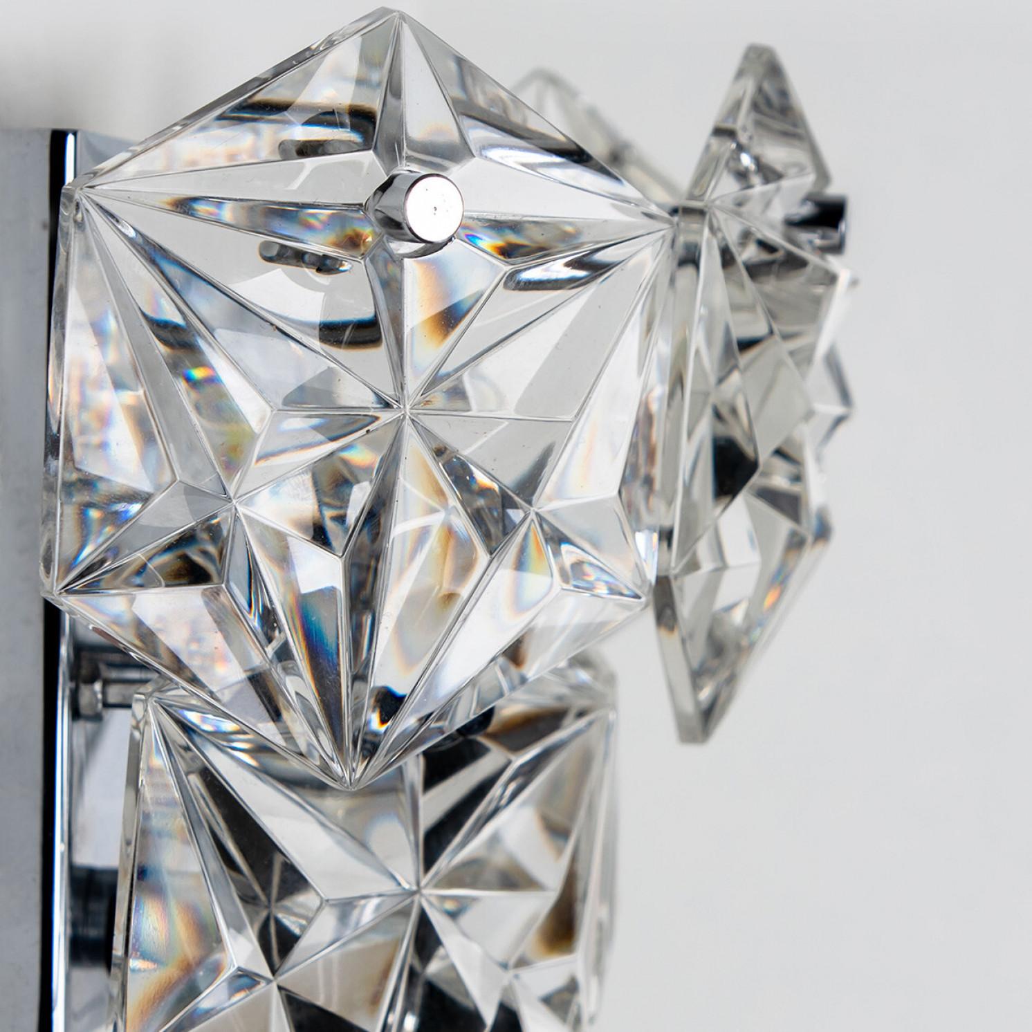 1 de los 2 lujosos marcos cromados y gruesos apliques de cristal diamantado del afamado fabricante Kinkeldey. Luminarias muy elegantes, cómodas con todos los periodos de decoración. Los cristales están meticulosamente tallados de forma que irradian