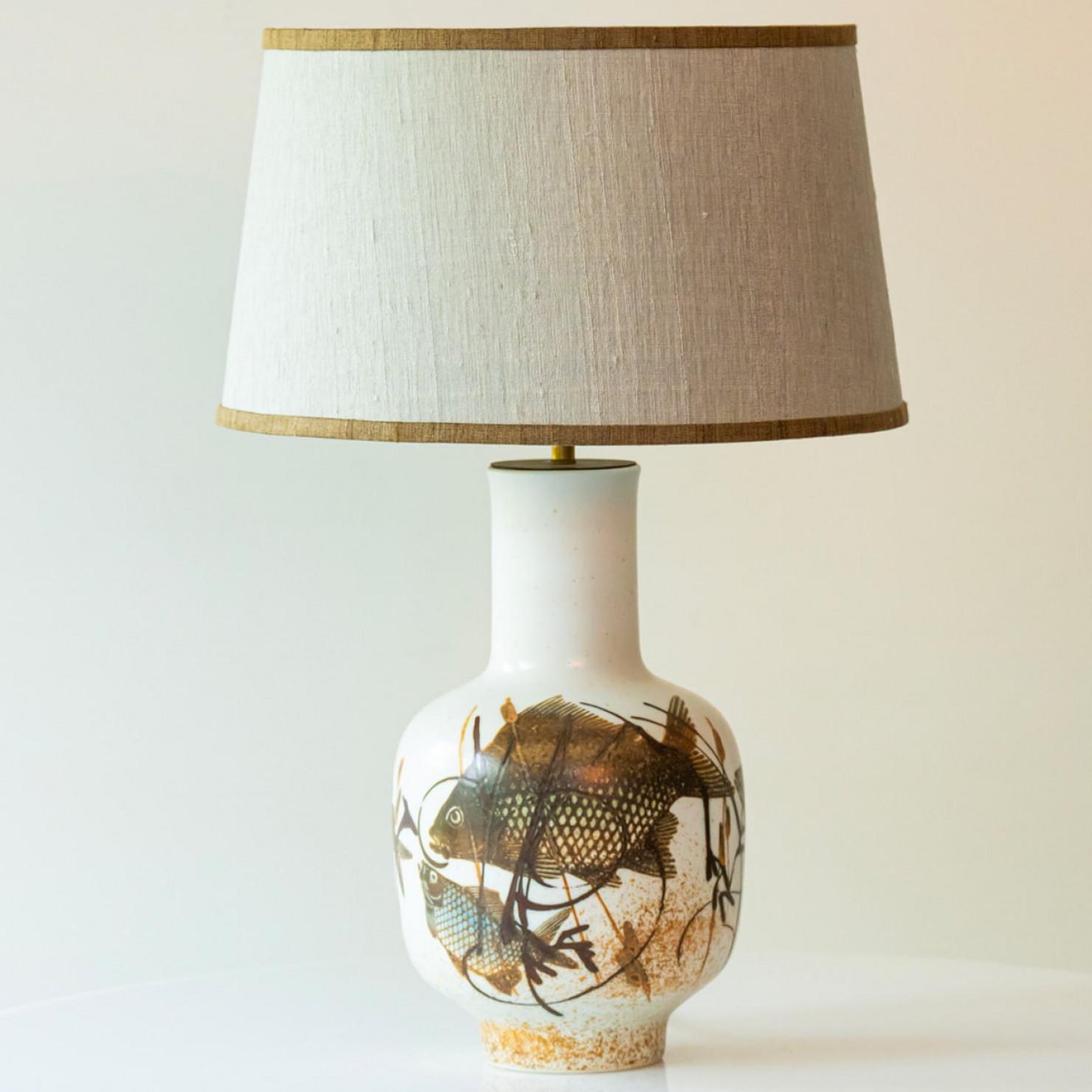 1 der 2 Fischmotiv Stehlampe aus Keramik mit Seidenlampenschirm von R. Houben im Angebot 3