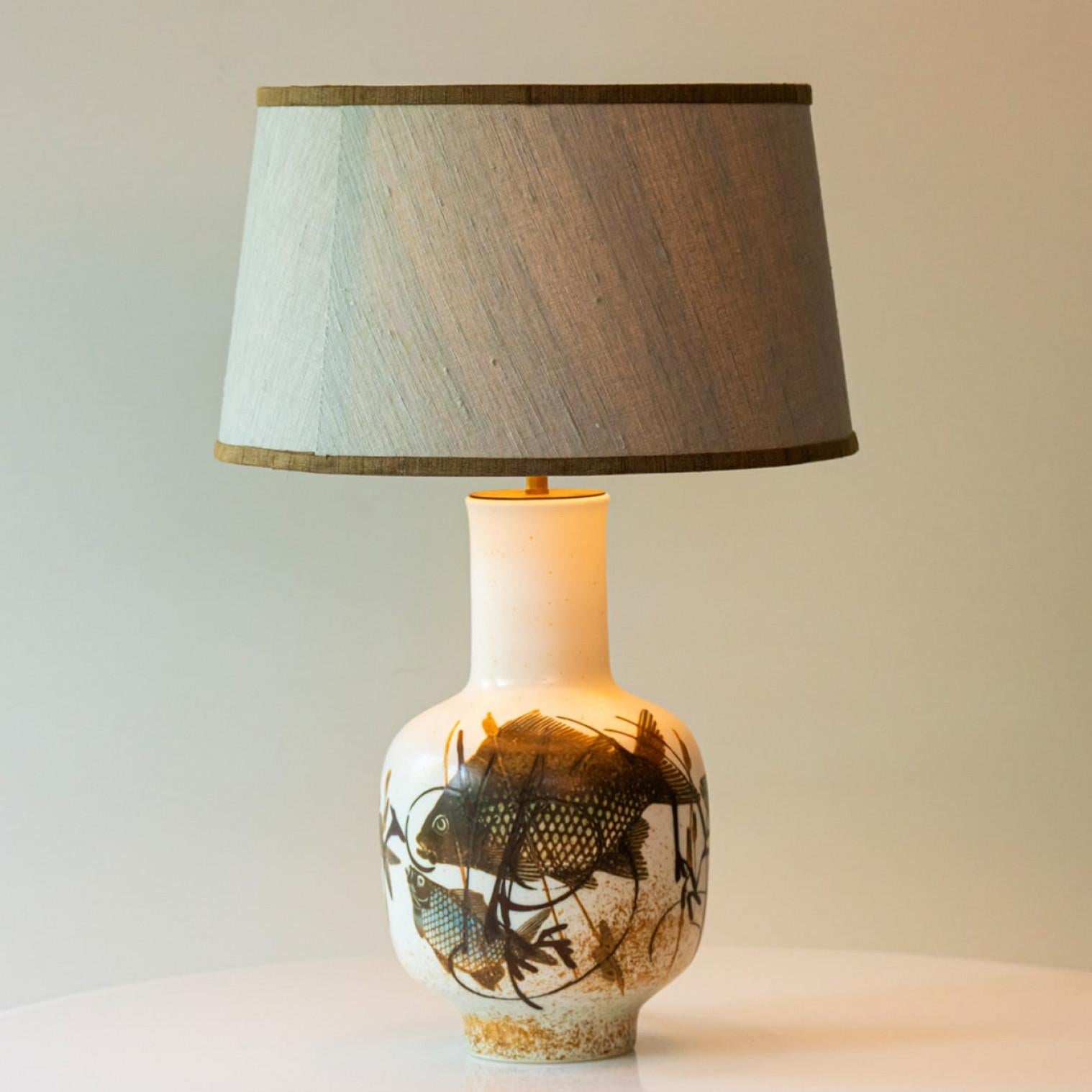 1 der 2 Fischmotiv Stehlampe aus Keramik mit Seidenlampenschirm von R. Houben im Angebot 4