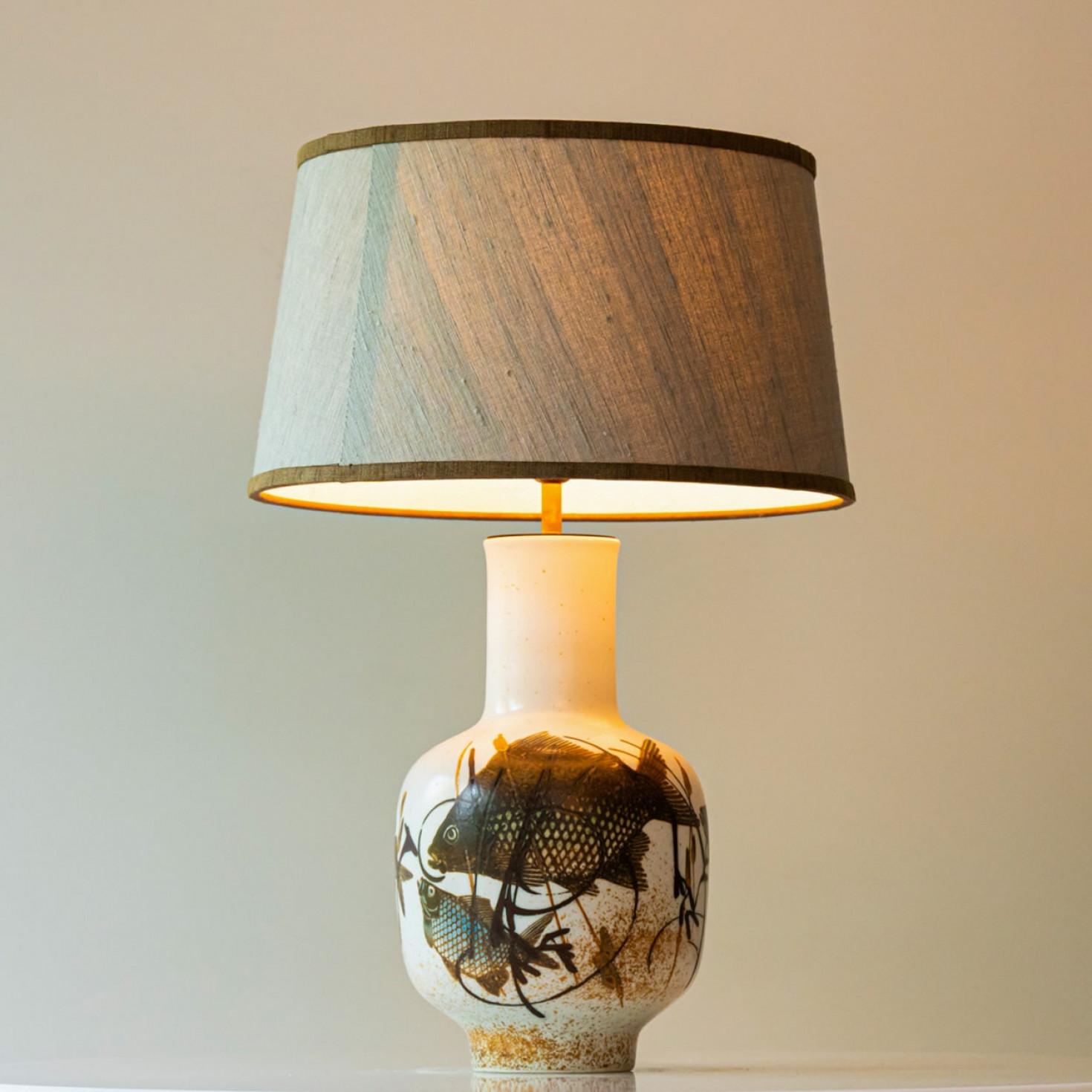 1 der 2 Fischmotiv Stehlampe aus Keramik mit Seidenlampenschirm von R. Houben im Angebot 5