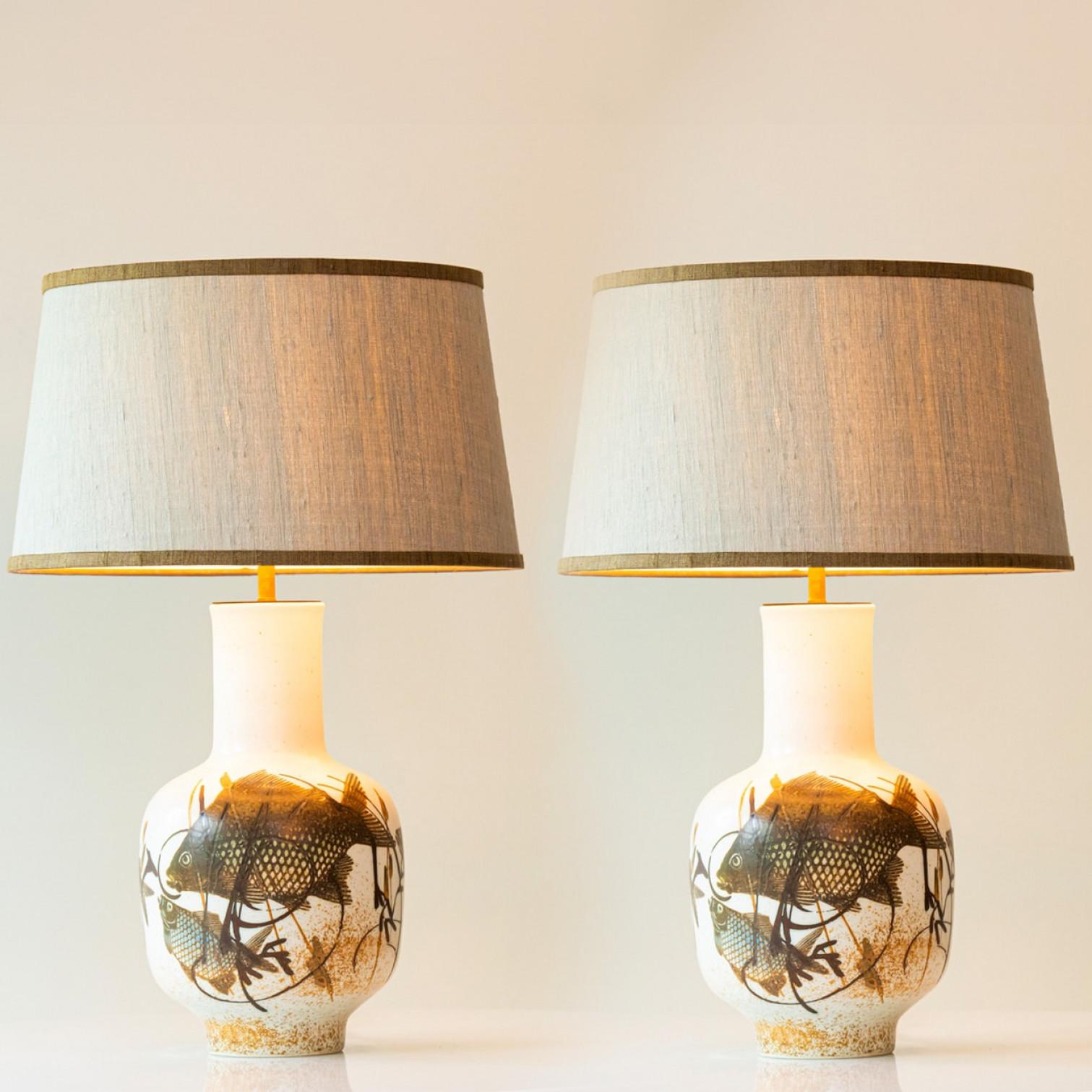 1 der 2 Fischmotiv Stehlampe aus Keramik mit Seidenlampenschirm von R. Houben (Moderne der Mitte des Jahrhunderts) im Angebot