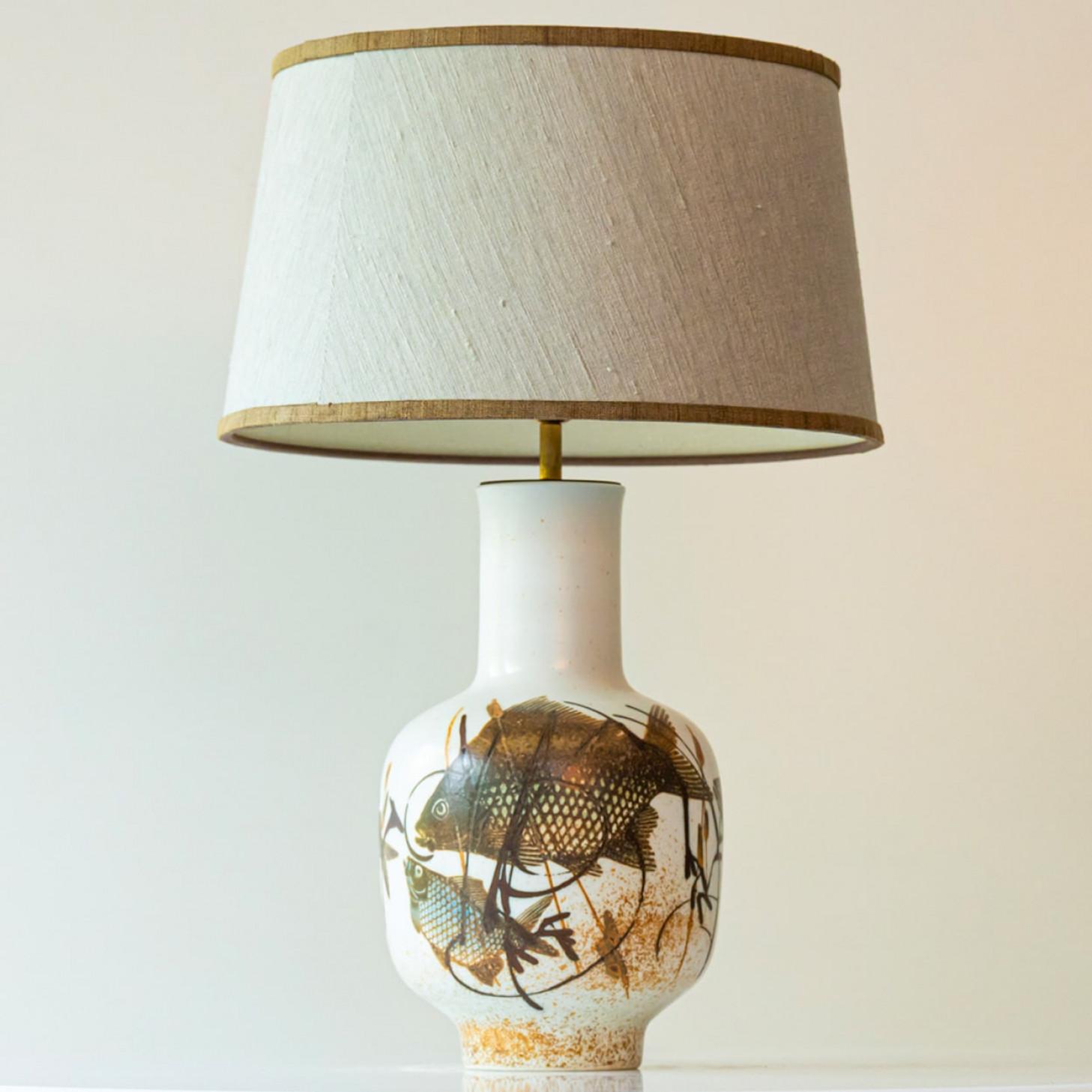 1 der 2 Fischmotiv Stehlampe aus Keramik mit Seidenlampenschirm von R. Houben (Dänisch) im Angebot