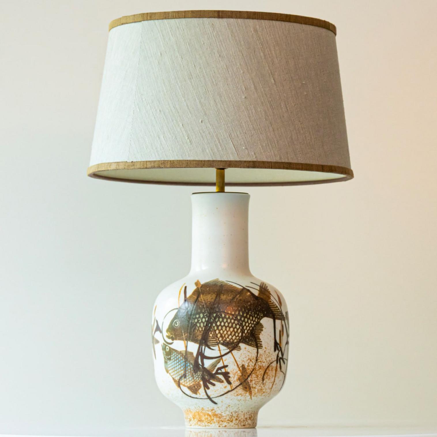 1 der 2 Fischmotiv Stehlampe aus Keramik mit Seidenlampenschirm von R. Houben (Dänisch) im Angebot
