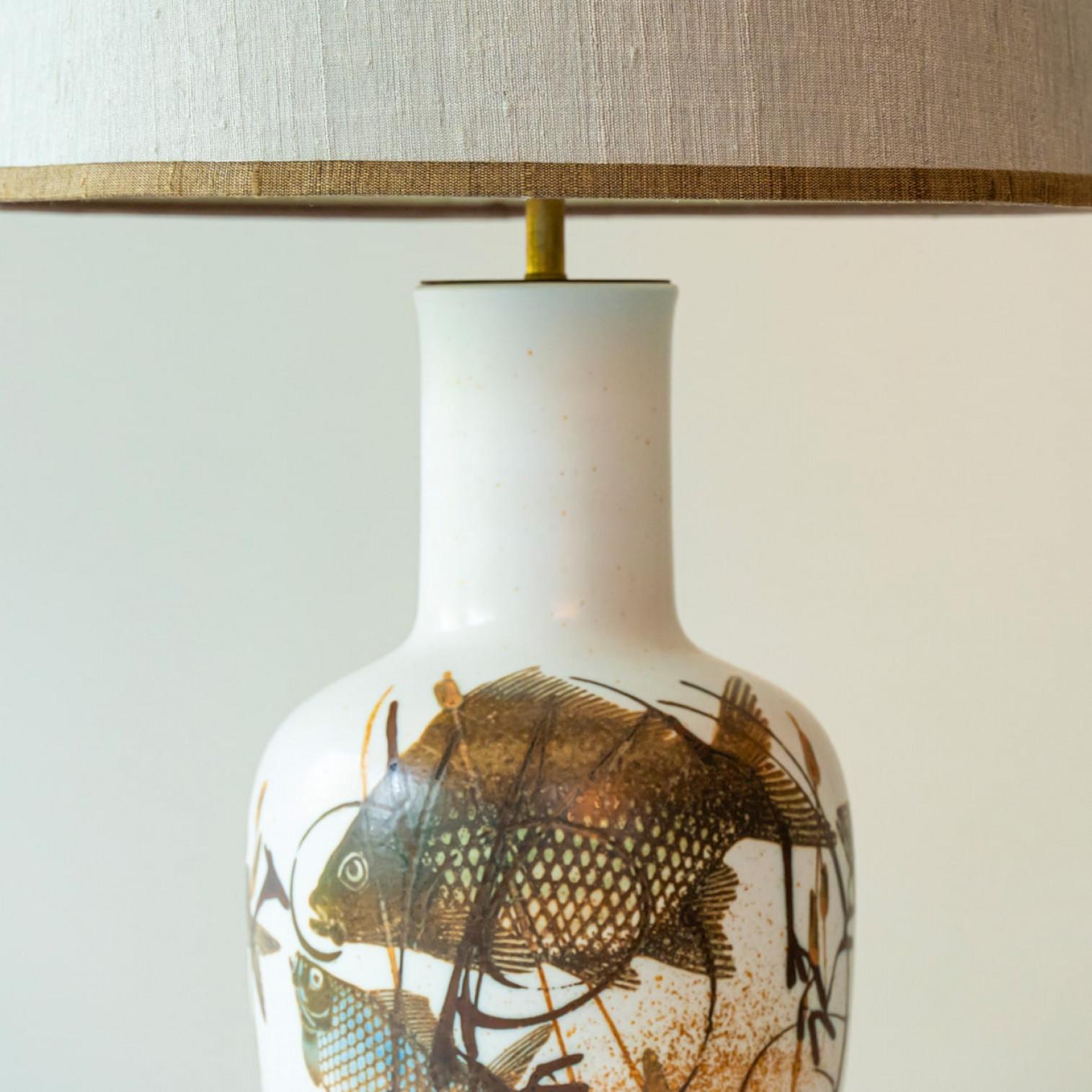 1 der 2 Fischmotiv Stehlampe aus Keramik mit Seidenlampenschirm von R. Houben im Angebot 1