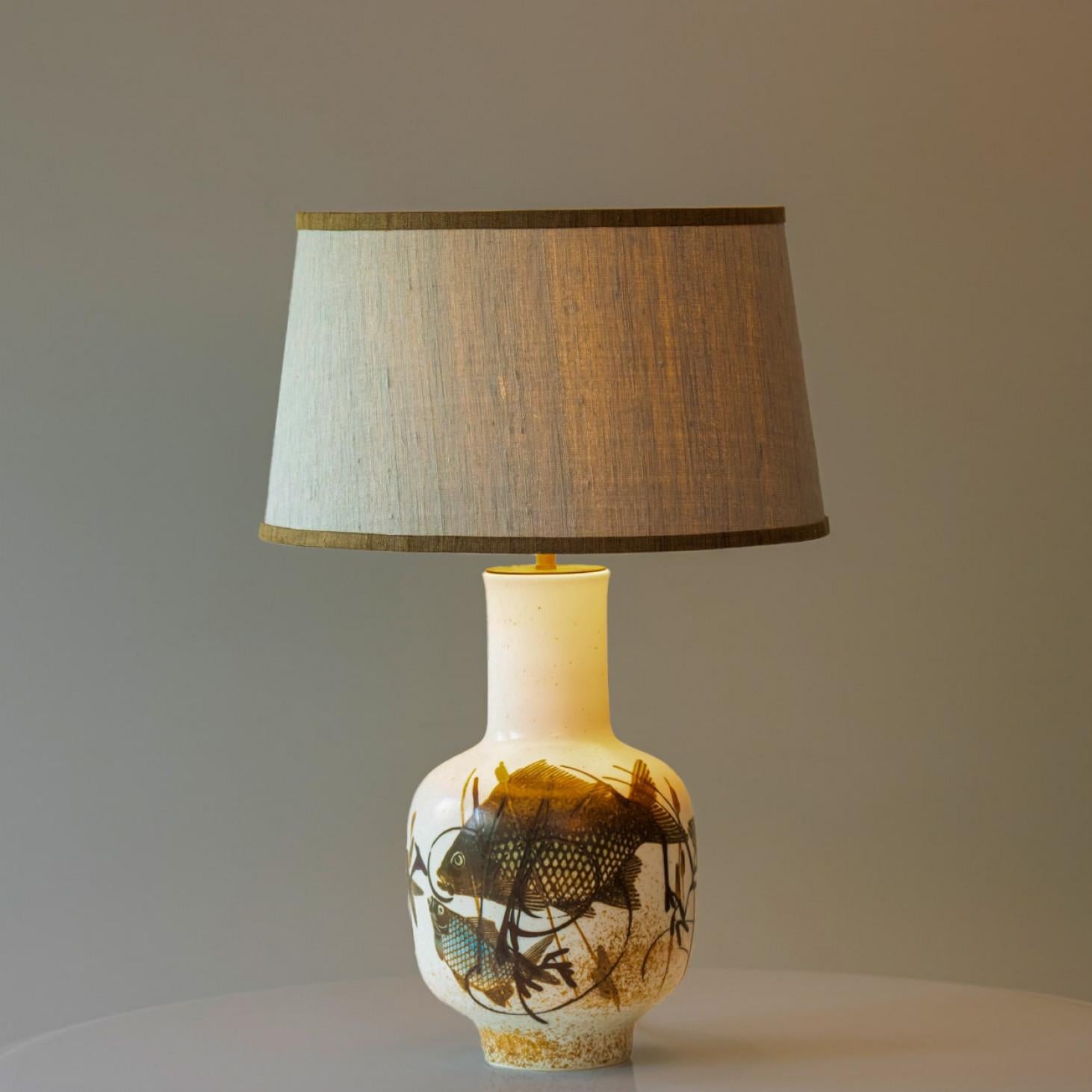 1 der 2 Fischmotiv Stehlampe aus Keramik mit Seidenlampenschirm von R. Houben im Angebot 2