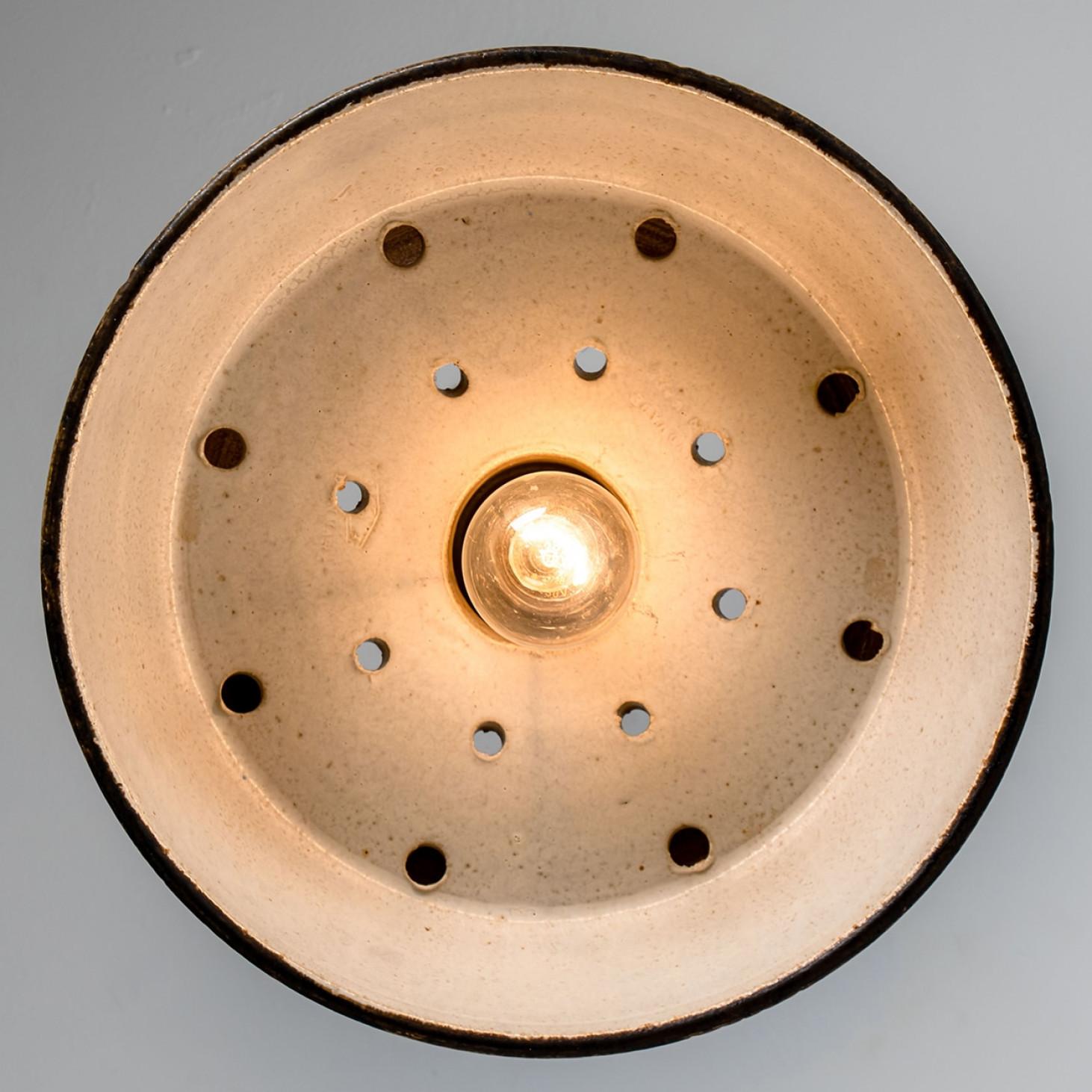 1 delle 2 lampade a sospensione piatte rotonde in ceramica marrone azzurro, Danimarca, 1970 in vendita 3