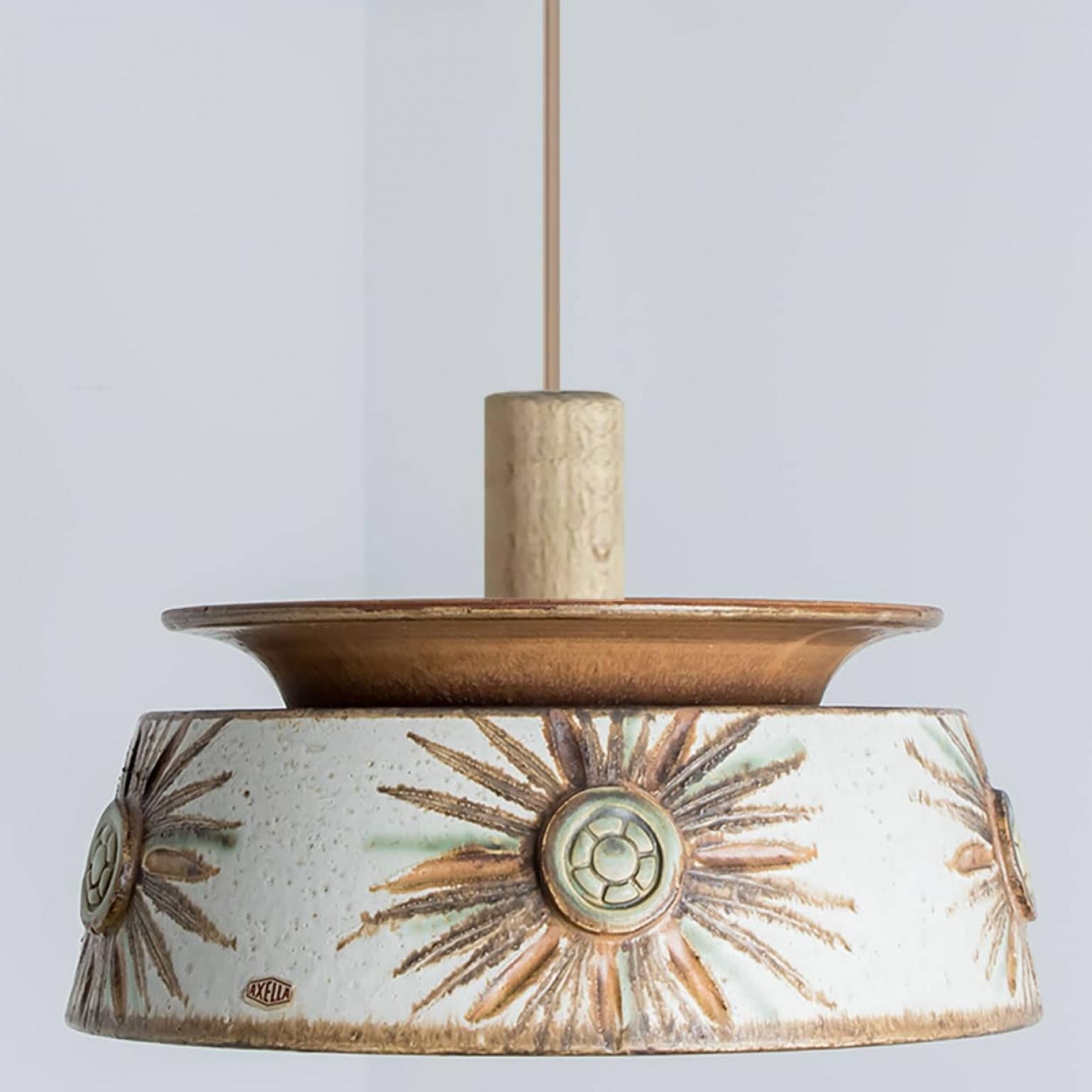 Altro 1 delle 2 lampade a sospensione piatte rotonde in ceramica marrone azzurro, Danimarca, 1970 in vendita