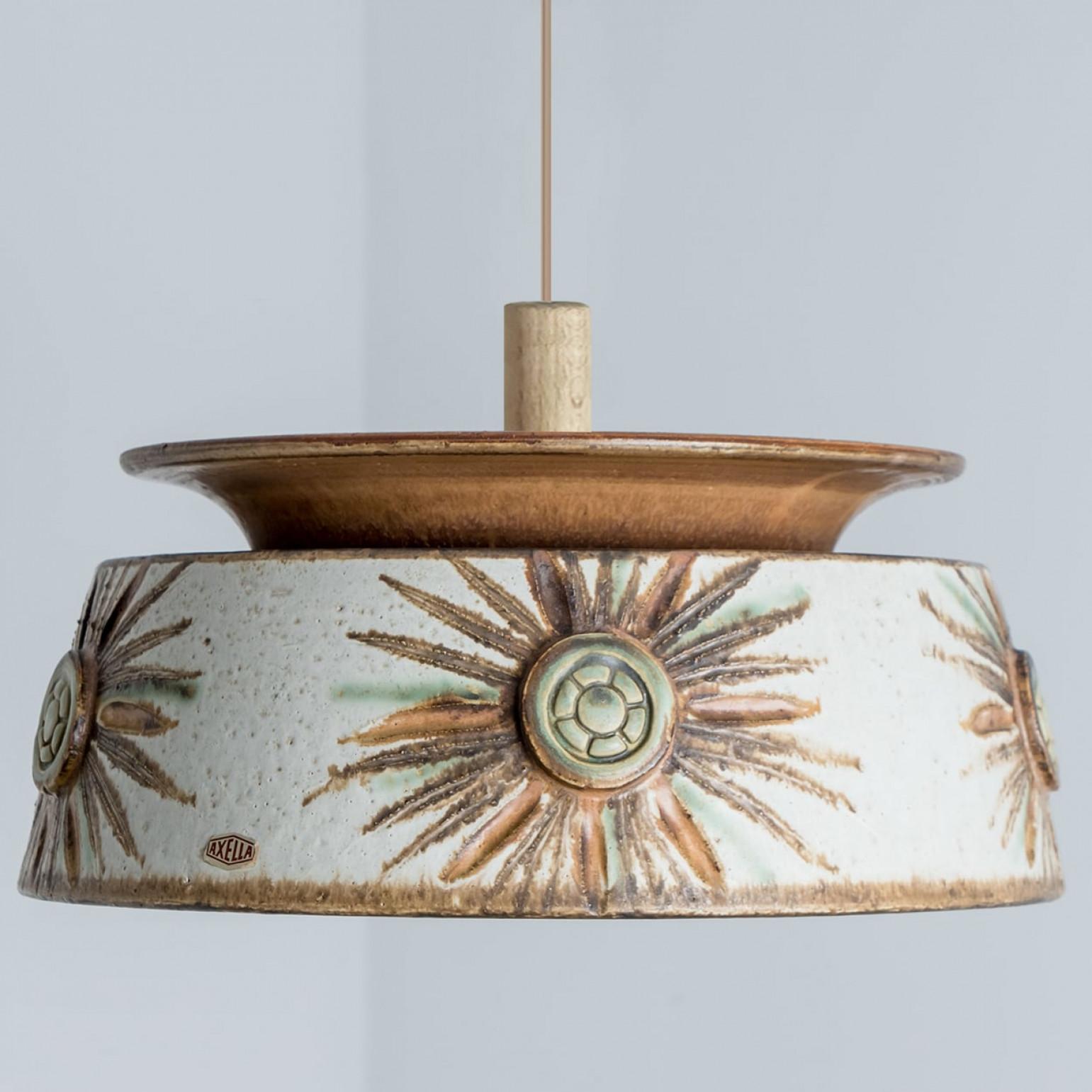 Danese 1 delle 2 lampade a sospensione piatte rotonde in ceramica marrone azzurro, Danimarca, 1970 in vendita