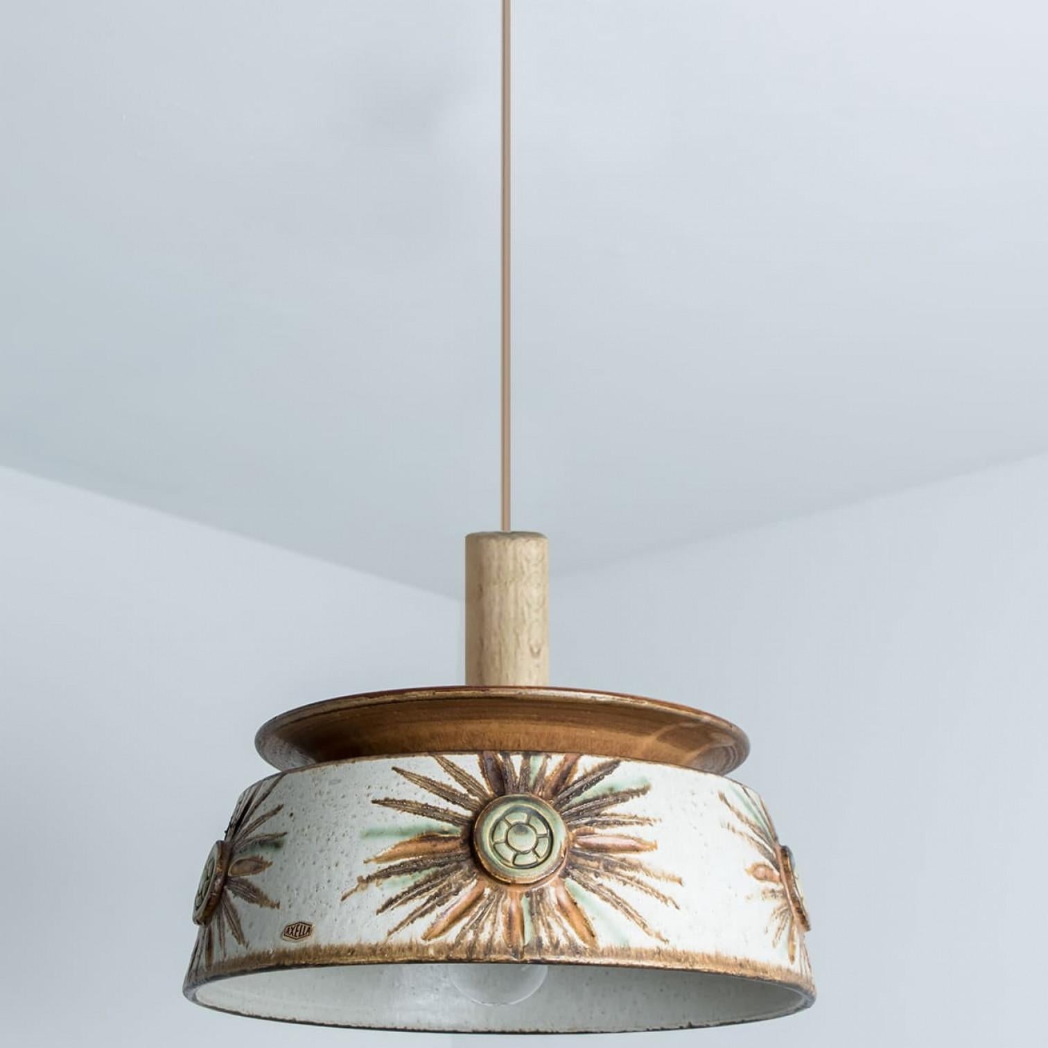 1 delle 2 lampade a sospensione piatte rotonde in ceramica marrone azzurro, Danimarca, 1970 In condizioni buone in vendita a Rijssen, NL