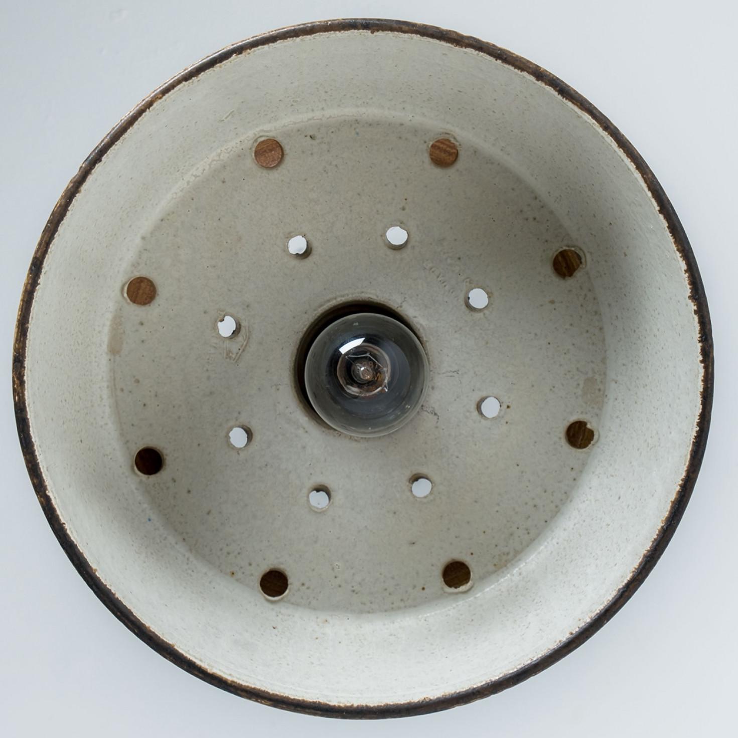 1 delle 2 lampade a sospensione piatte rotonde in ceramica marrone azzurro, Danimarca, 1970 in vendita 1