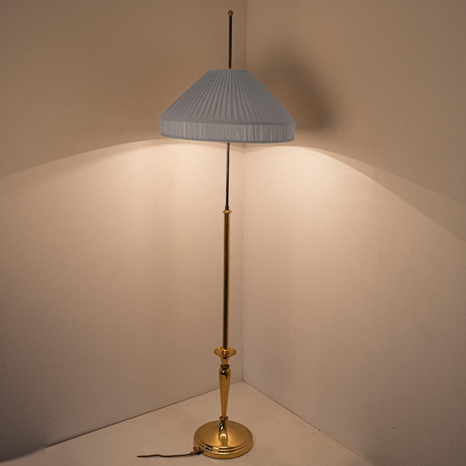 1 delle 2 lampade da terra con base in ottone e nero, Germania 1960 in vendita 2