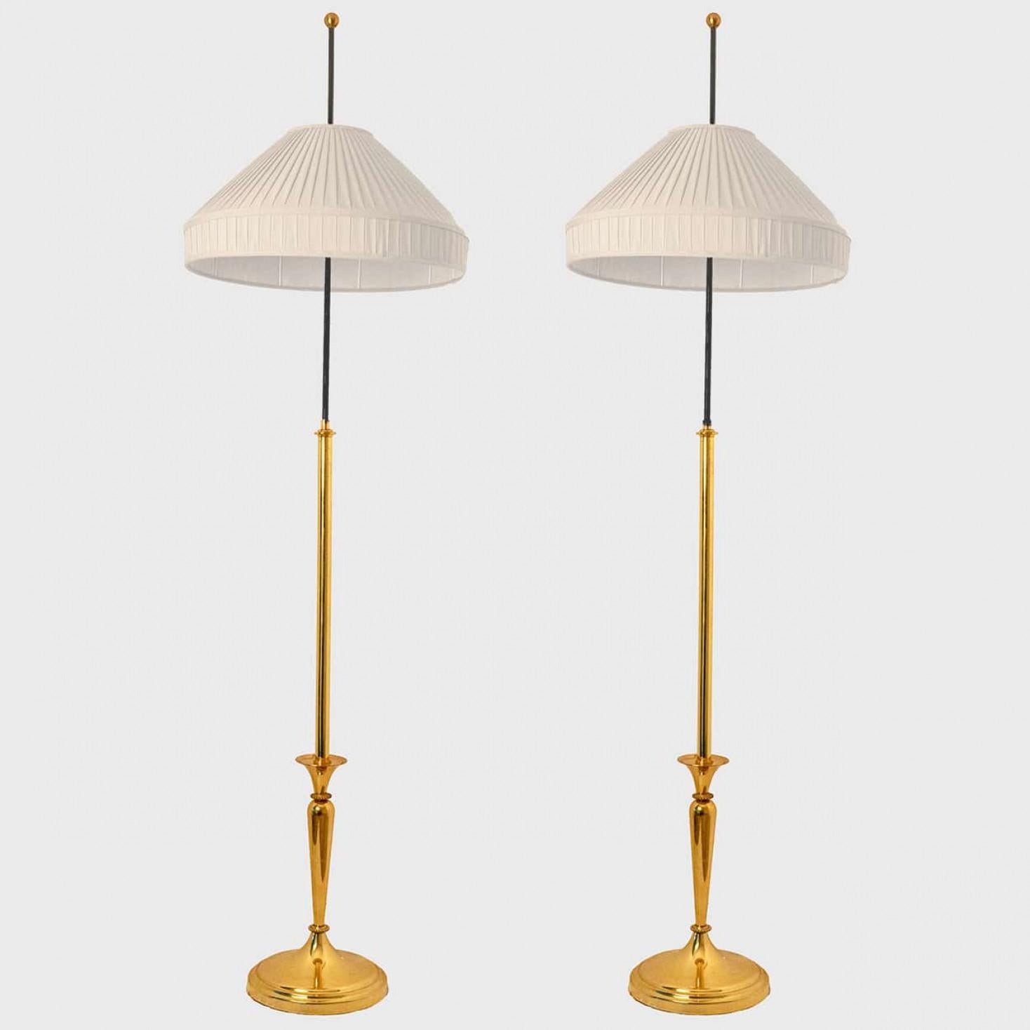 Lampada da terra classica su base nera e ottone, Germania 1960.

Anche il paralume in tessuto relativamente grande, caratterizzato da una sottile pendenza e da un bordo verticale dritto all'estremità, era comune per l'epoca, ma di solito era