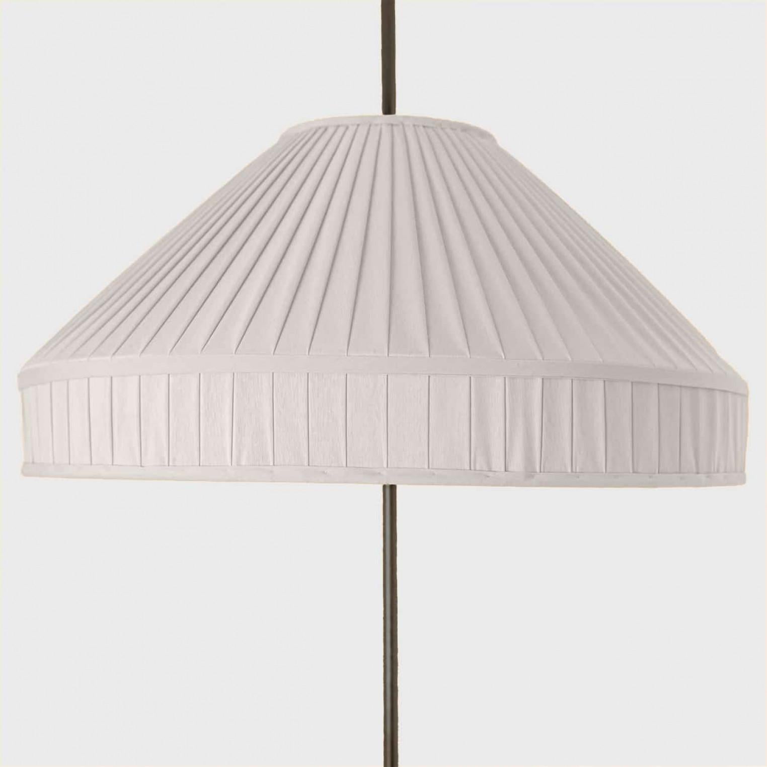 Tedesco 1 delle 2 lampade da terra con base in ottone e nero, Germania 1960 in vendita