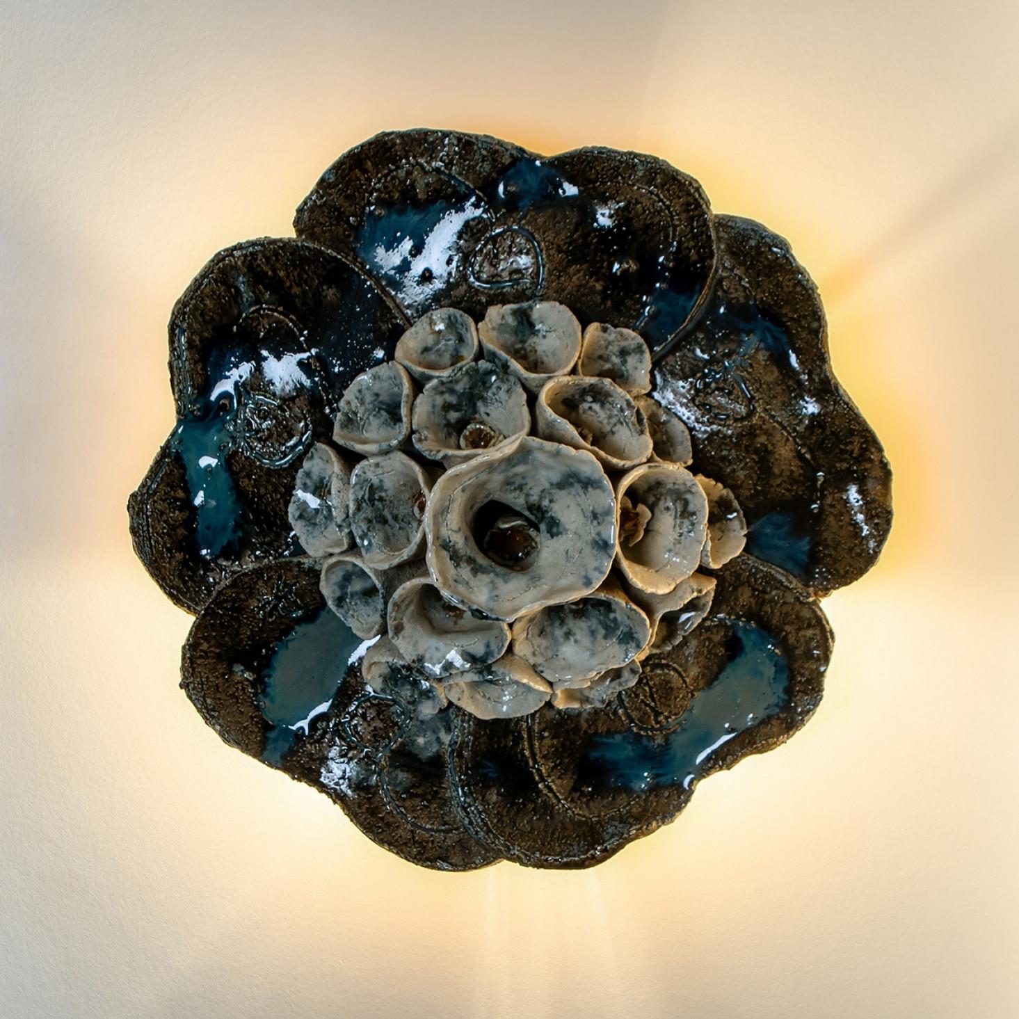 Fine XX secolo 1 delle 2 applique floreali in ceramica, Danimarca, 1970 in vendita