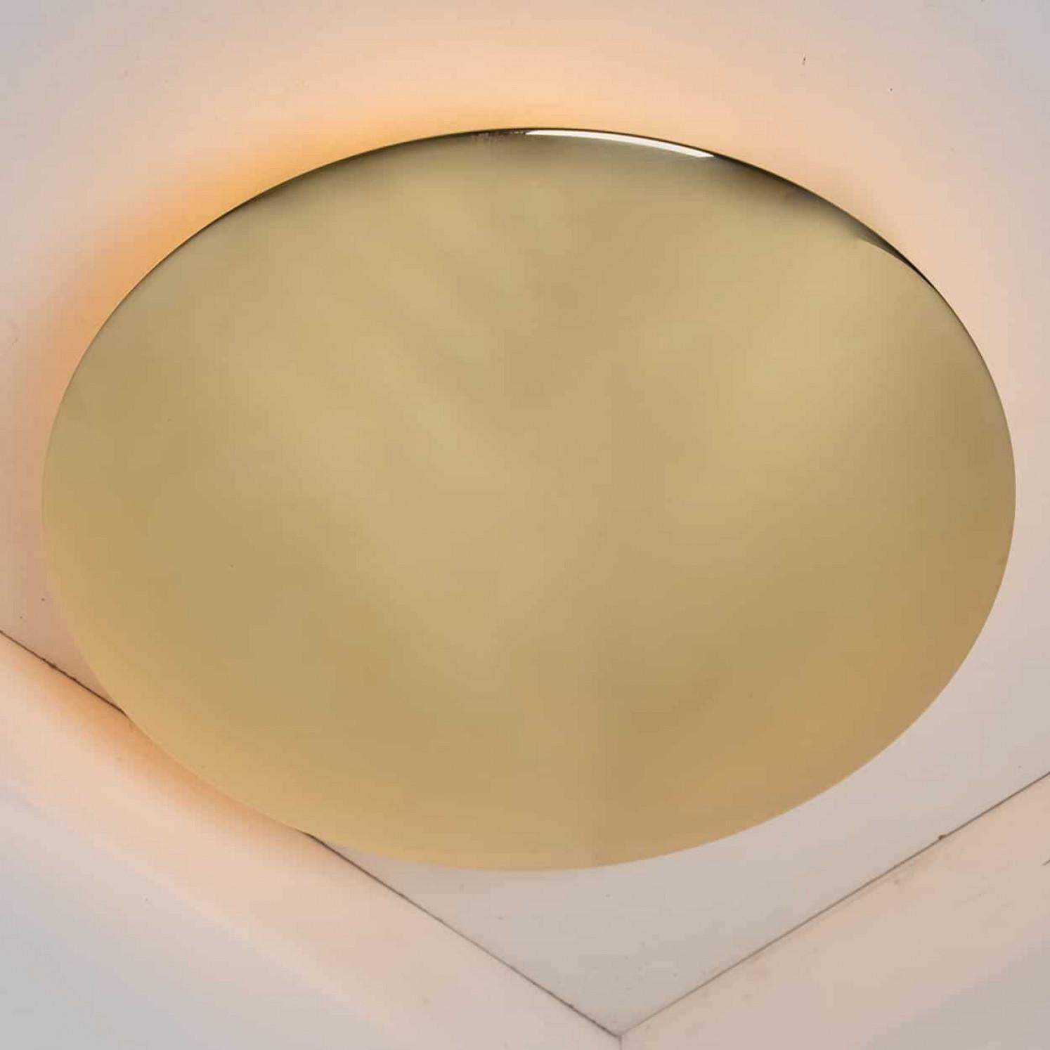 1 of the 2 Florian Schulz Brass Flush Mount Ceiling / Wall Lights en vente 3