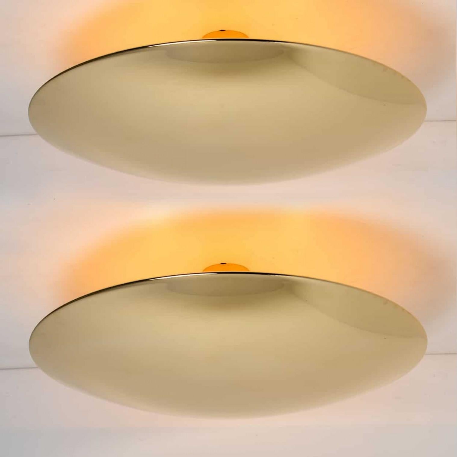 1 of the 2 Florian Schulz Brass Flush Mount Ceiling / Wall Lights en vente 5