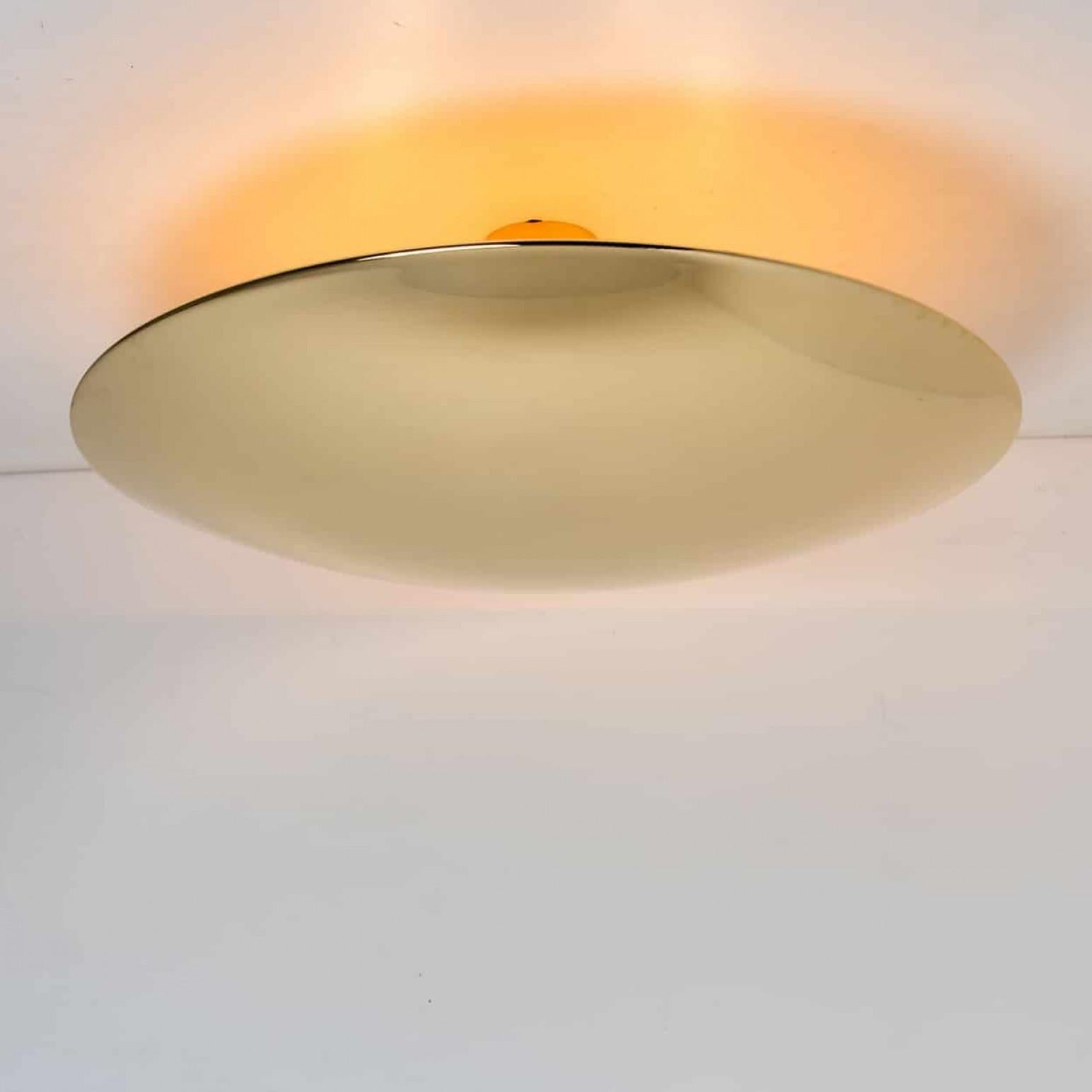 1 of the 2 Florian Schulz Brass Flush Mount Ceiling / Wall Lights en vente 6