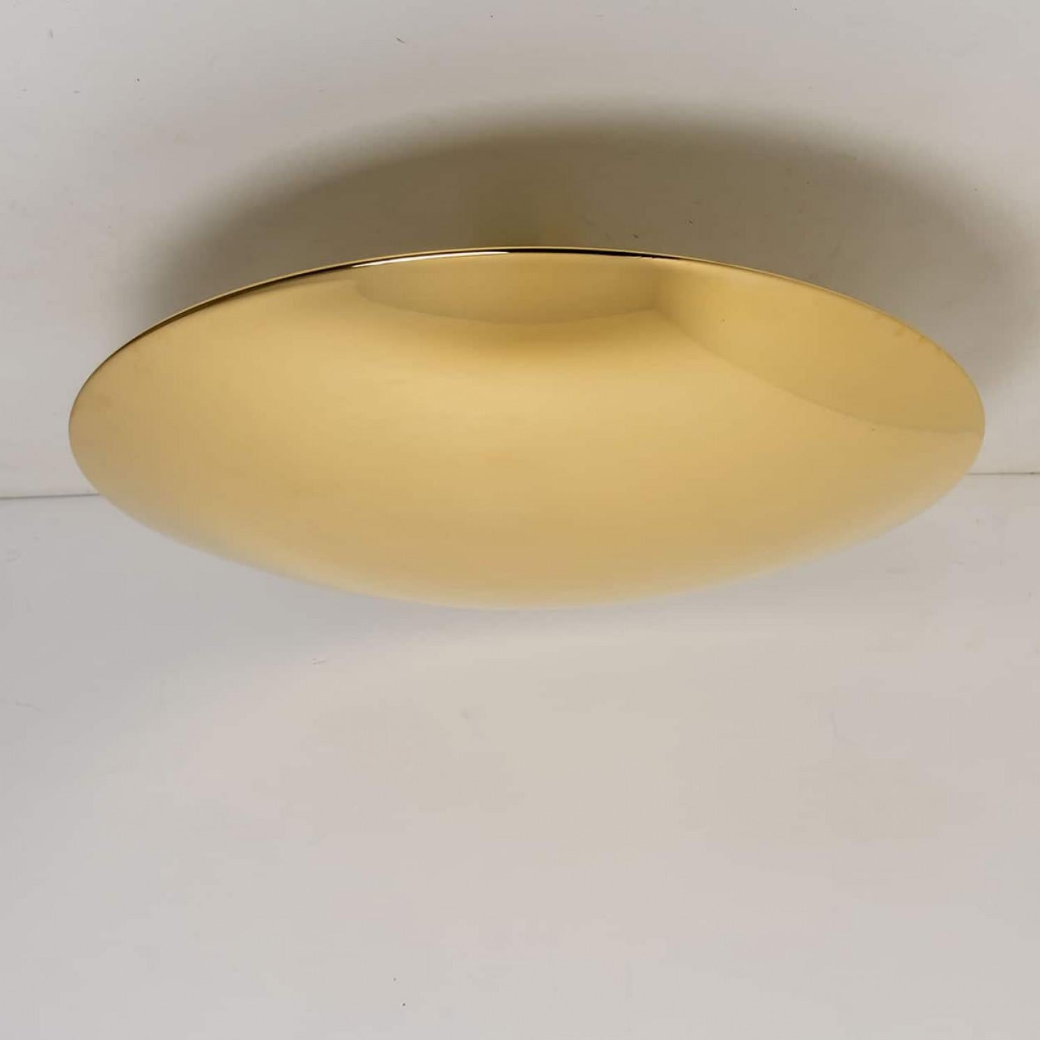 1 der 2 Florian Schulz Brass Flush Mount Ceiling / Wall Lights (20. Jahrhundert) im Angebot