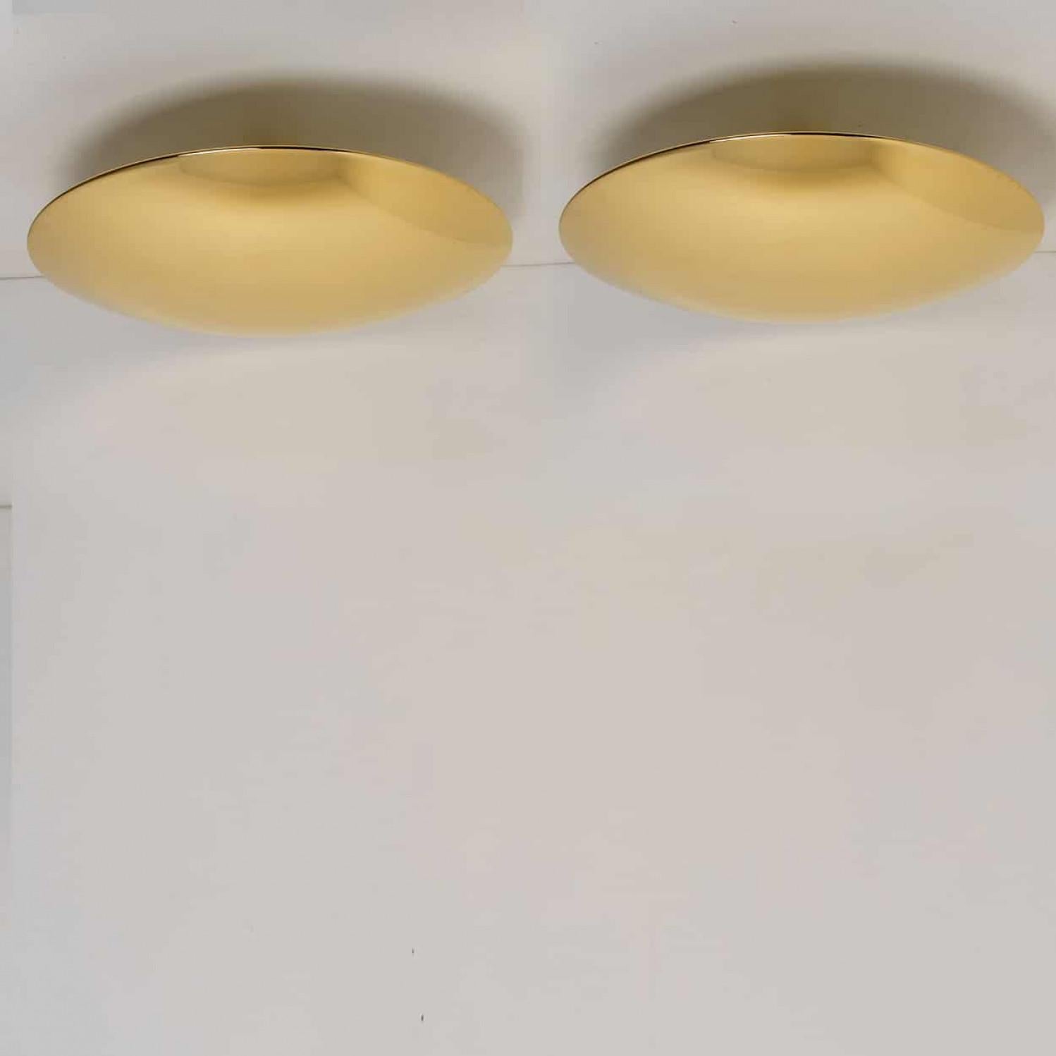1 of the 2 Florian Schulz Brass Flush Mount Ceiling / Wall Lights en vente 1
