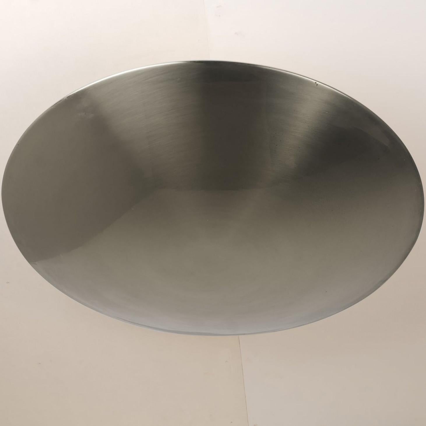 1 delle 2 plafoniere o applique in nichel di alta qualità di Florian Schulz. Una piastra in ottone nichelato con cinque lampadine disposte intorno allo stelo, i supporti da incasso possono essere utilizzati anche come luci da parete.

L'eleganza