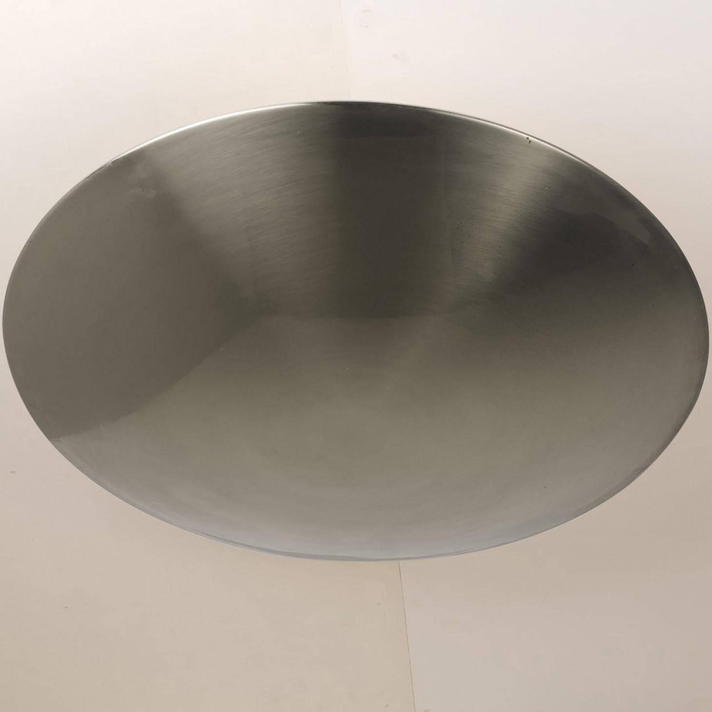 1 delle 2 plafoniere o applique in nichel di alta qualità di Florian Schulz. Una piastra in ottone nichelato con cinque lampadine disposte intorno allo stelo, i supporti da incasso possono essere utilizzati anche come luci da parete.

L'eleganza