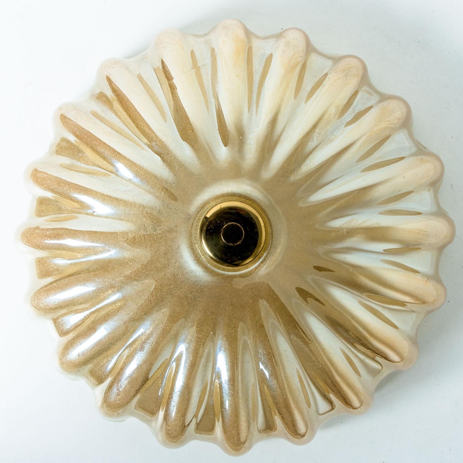 1 der 2 bündigen Fassungen mit bernsteinfarbenem Murano-Glas im Stil von Barovier & Toso im Angebot 3