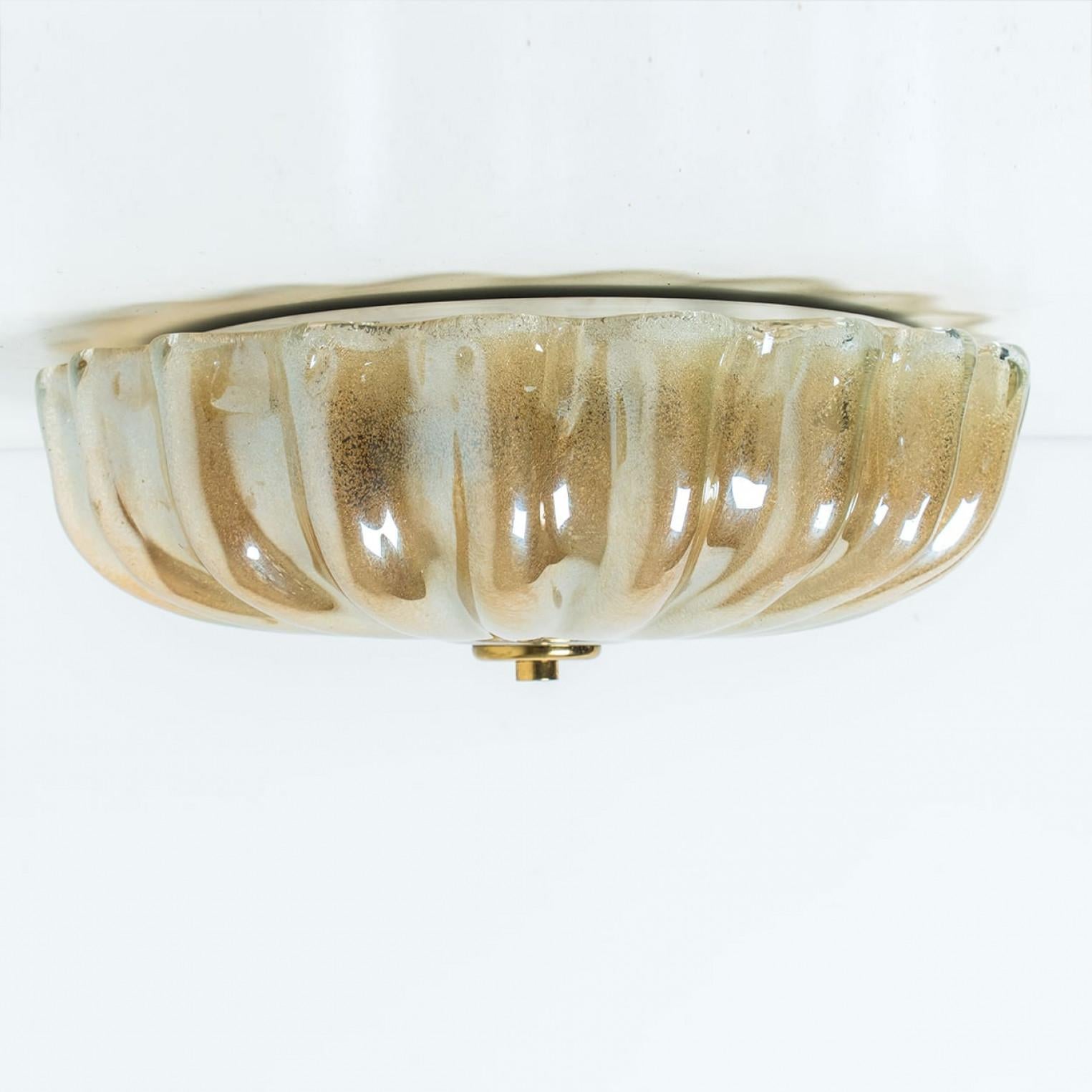 1 der 2 bündigen Fassungen mit bernsteinfarbenem Murano-Glas im Stil von Barovier & Toso im Angebot 4