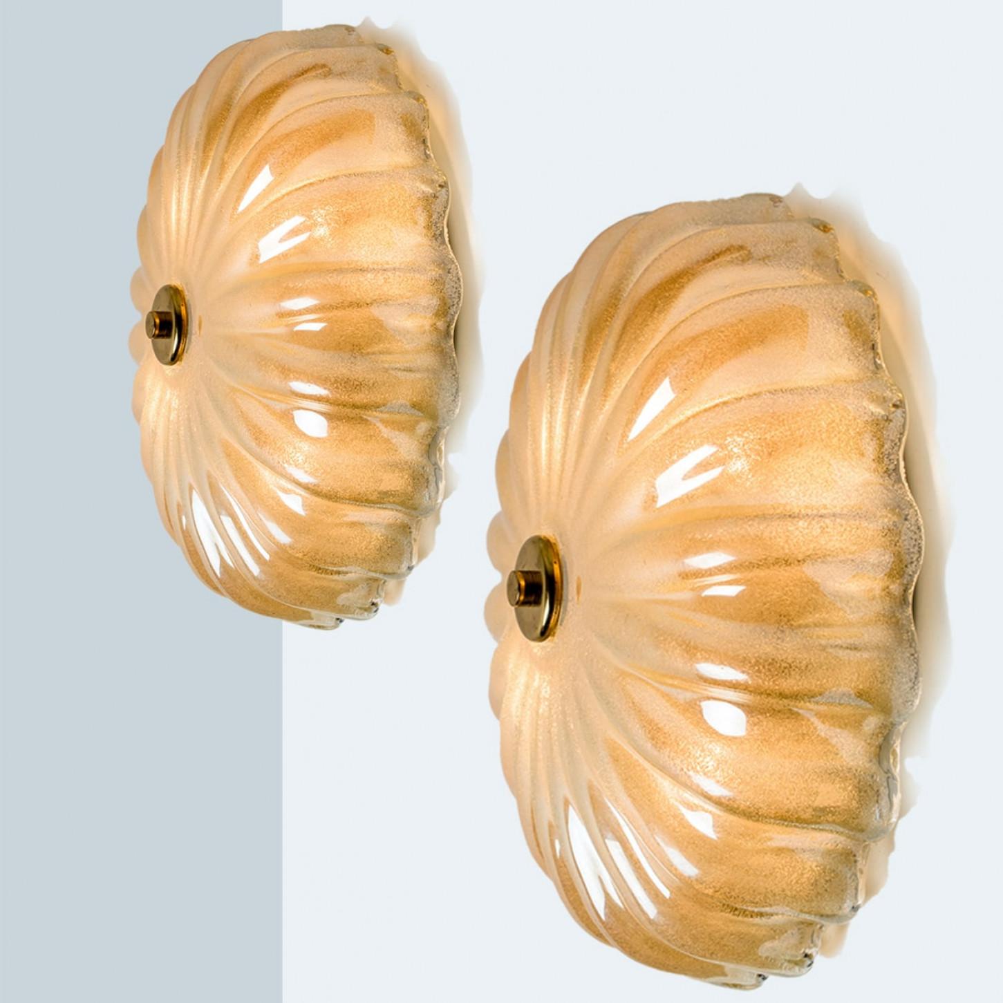 1 der 2 bündigen Fassungen mit bernsteinfarbenem Murano-Glas im Stil von Barovier & Toso im Angebot 11