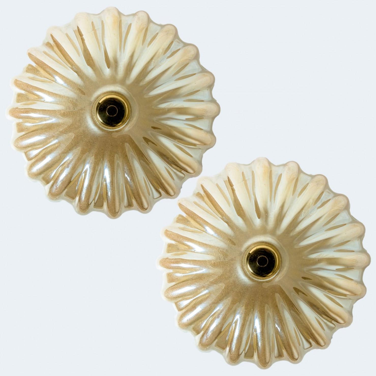 Eine elegante, mundgeblasene Unterputzleuchte aus Murano-Glas im Stil von Barovier & Toso. Auf einen weißen Rahmen montiert. Mit leicht bernsteinfarbenem Glas. Das strukturierte Glas bricht das Licht wunderschön. Die flächenbündige Leuchte erfüllt