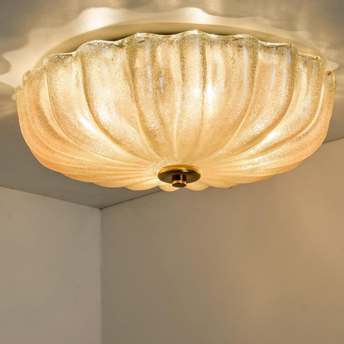 1 der 2 bündigen Fassungen mit bernsteinfarbenem Murano-Glas im Stil von Barovier & Toso (Moderne der Mitte des Jahrhunderts) im Angebot