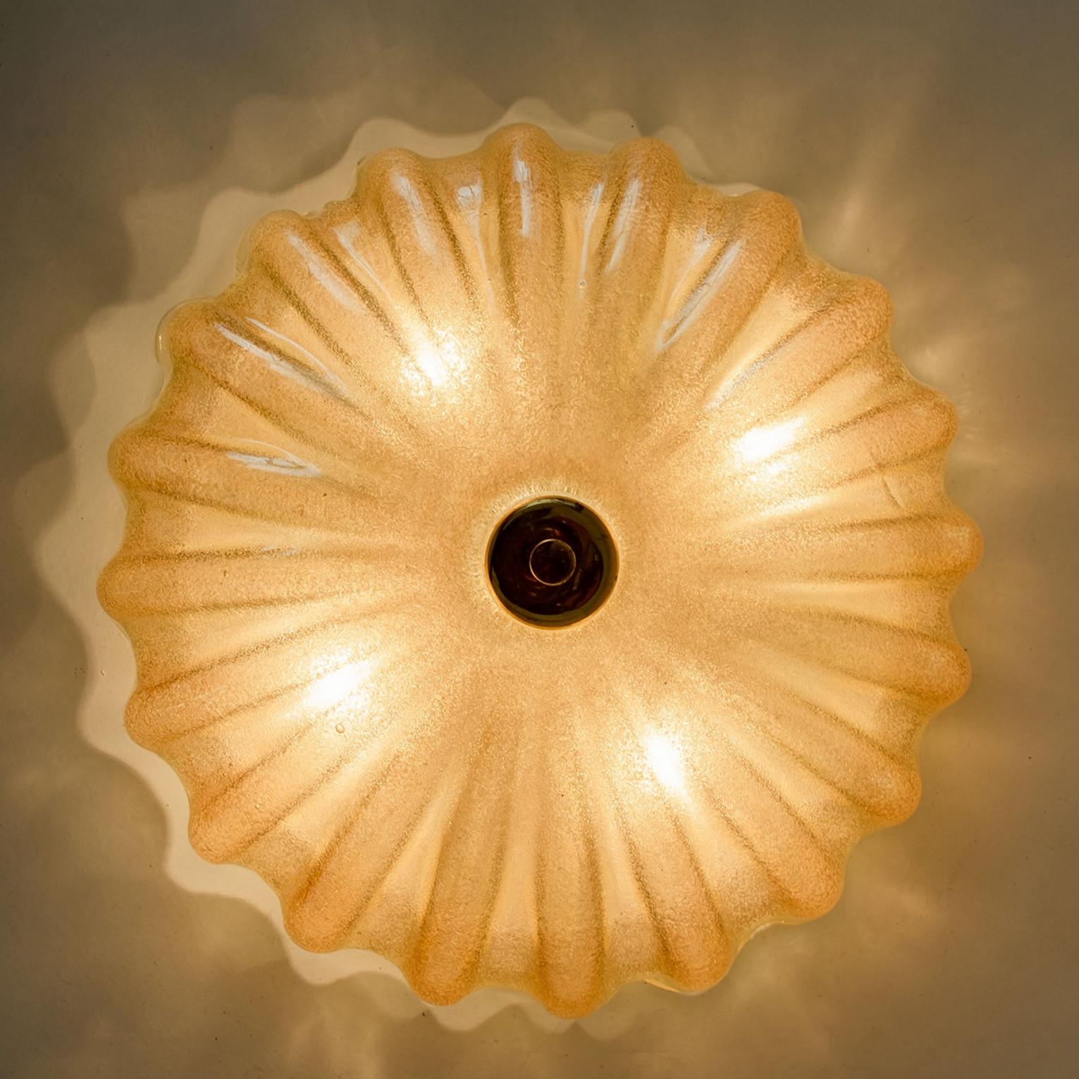 1 der 2 bündigen Fassungen mit bernsteinfarbenem Murano-Glas im Stil von Barovier & Toso (Italienisch) im Angebot