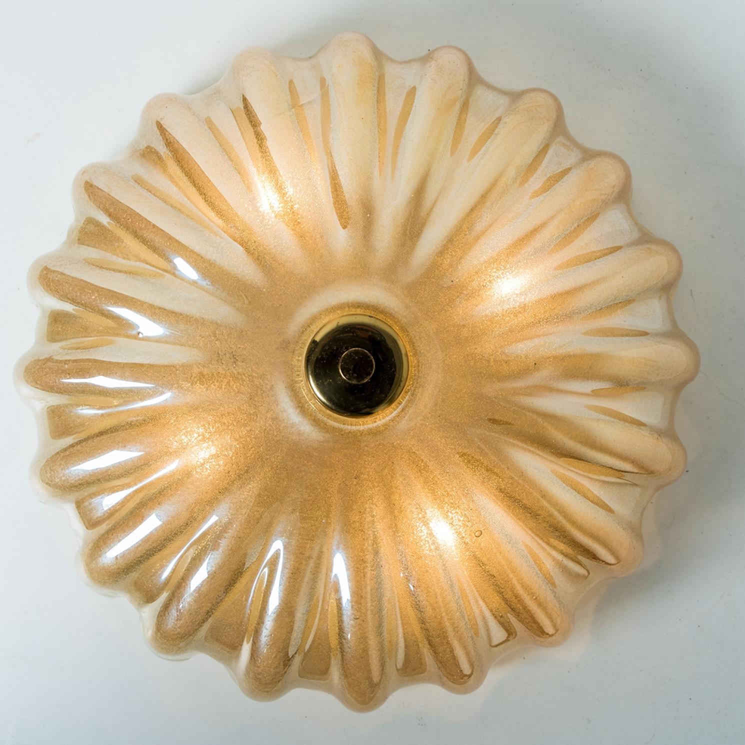 1 der 2 bündigen Fassungen mit bernsteinfarbenem Murano-Glas im Stil von Barovier & Toso (Messing) im Angebot