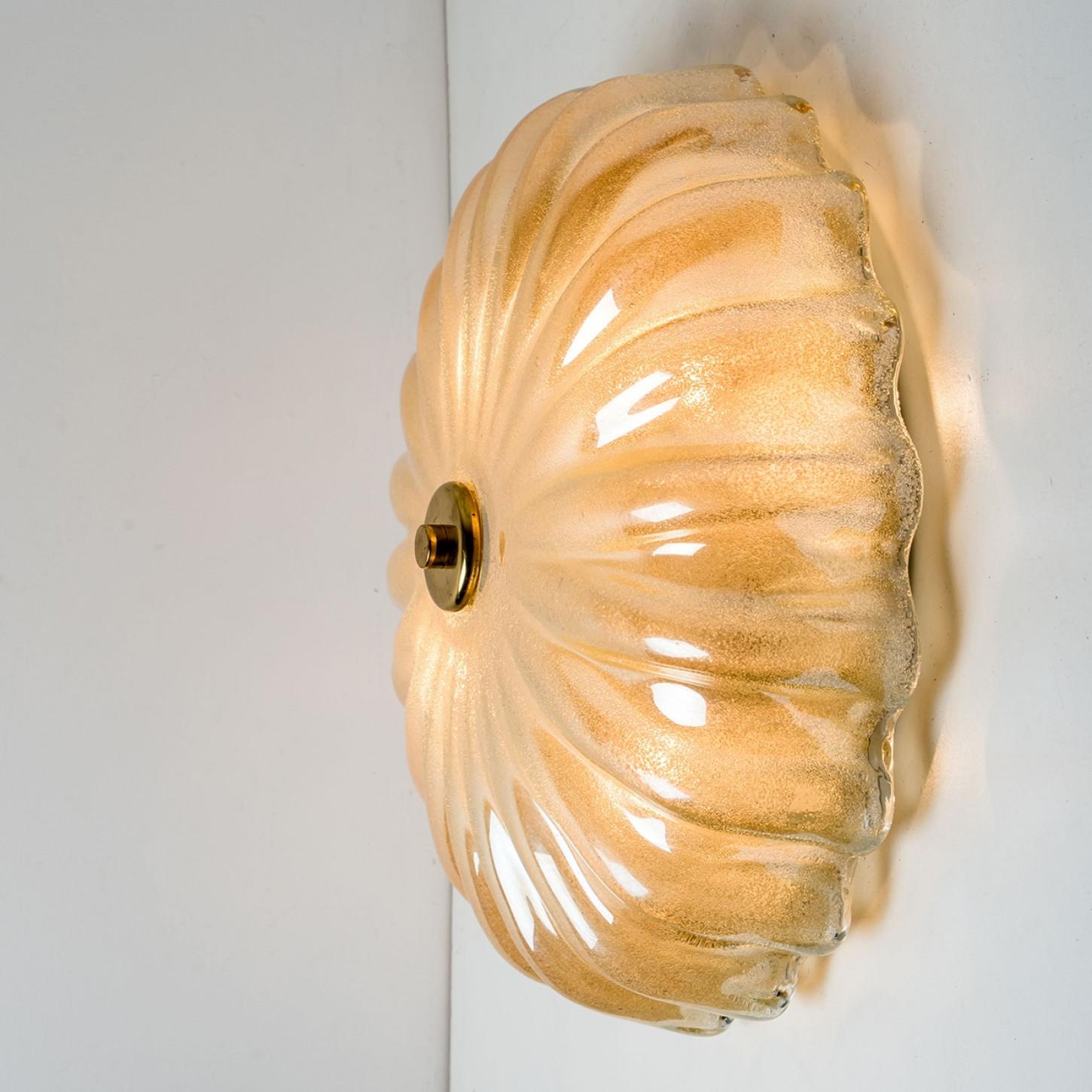 Laiton 1 des 2 montures encastrées en verre de Murano ambré dans le style de Barovier & Toso en vente