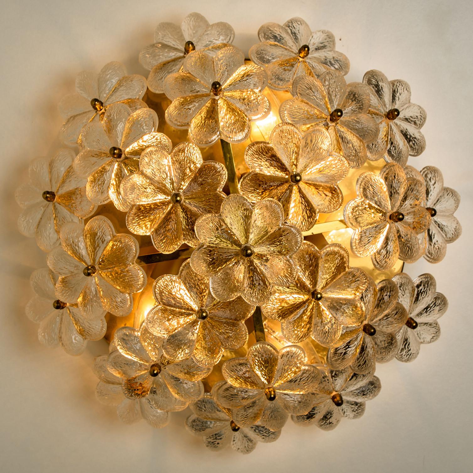 1 of the 2 Glass and Brass Floral Wall Light by Ernst Palme, 1970s In Good Condition For Sale In Rijssen, NL