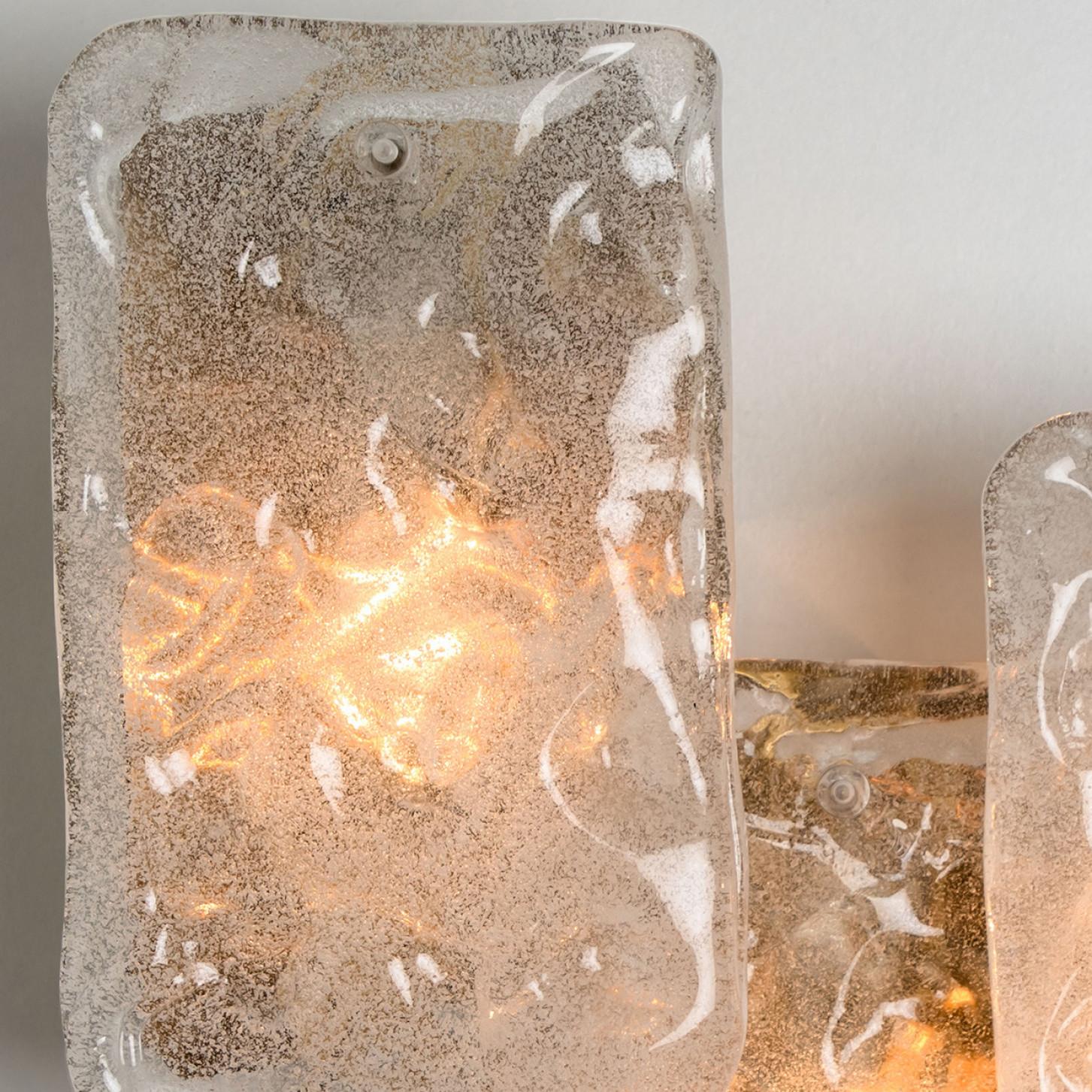 1 der 2 Glas- und Messing-Leuchten, entworfen von J.T Kalmar, Österreich, 1960er Jahre im Zustand „Gut“ im Angebot in Rijssen, NL