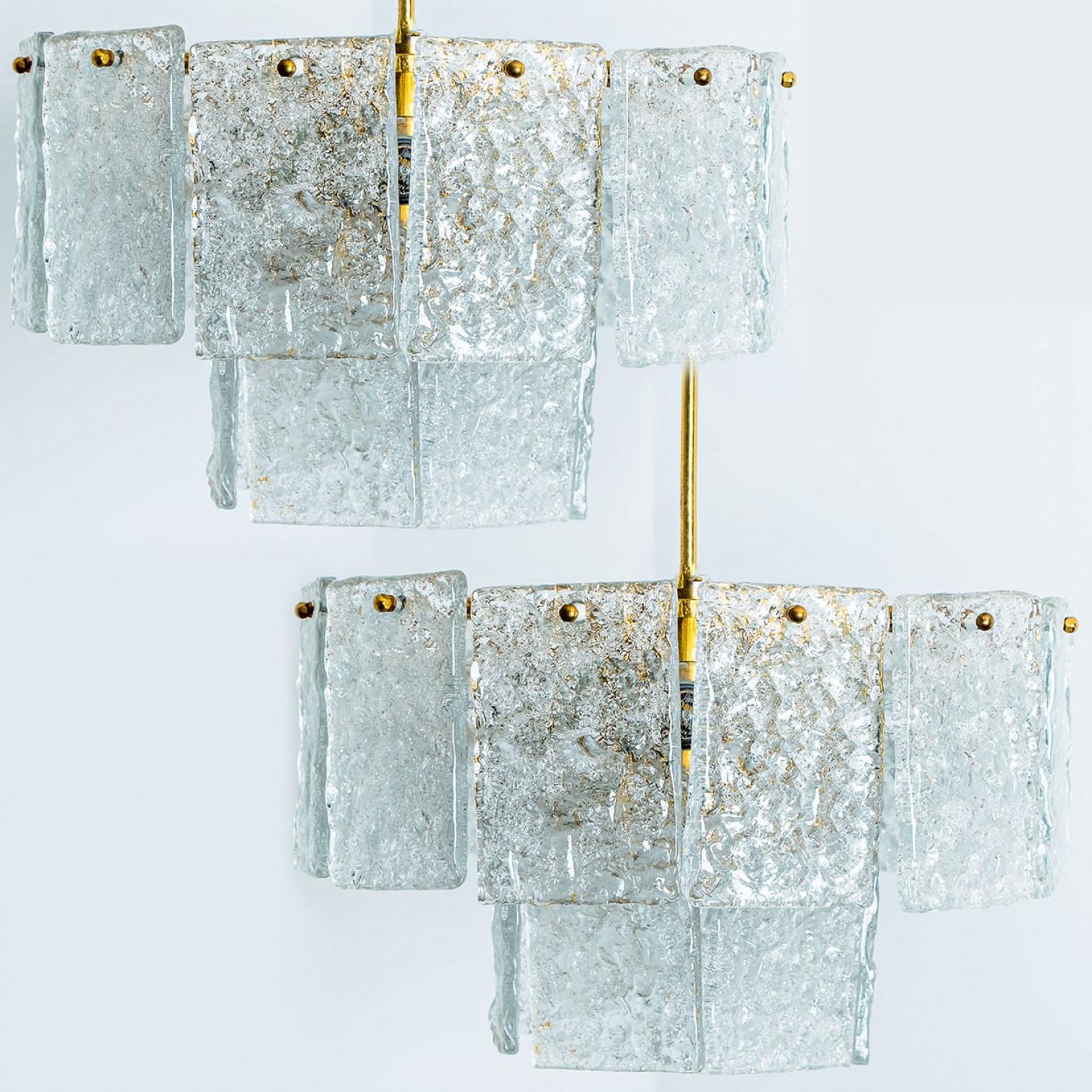 Uno dei due lampadari scultorei in vetro e ottone di Hillebrand.

L'apparecchio ha 18 paralumi in vetro smerigliato. Ogni pannello di vetro è avvitato saldamente al telaio con una piastra placcata in ottone.
Si prega di notare che il prezzo è per 1