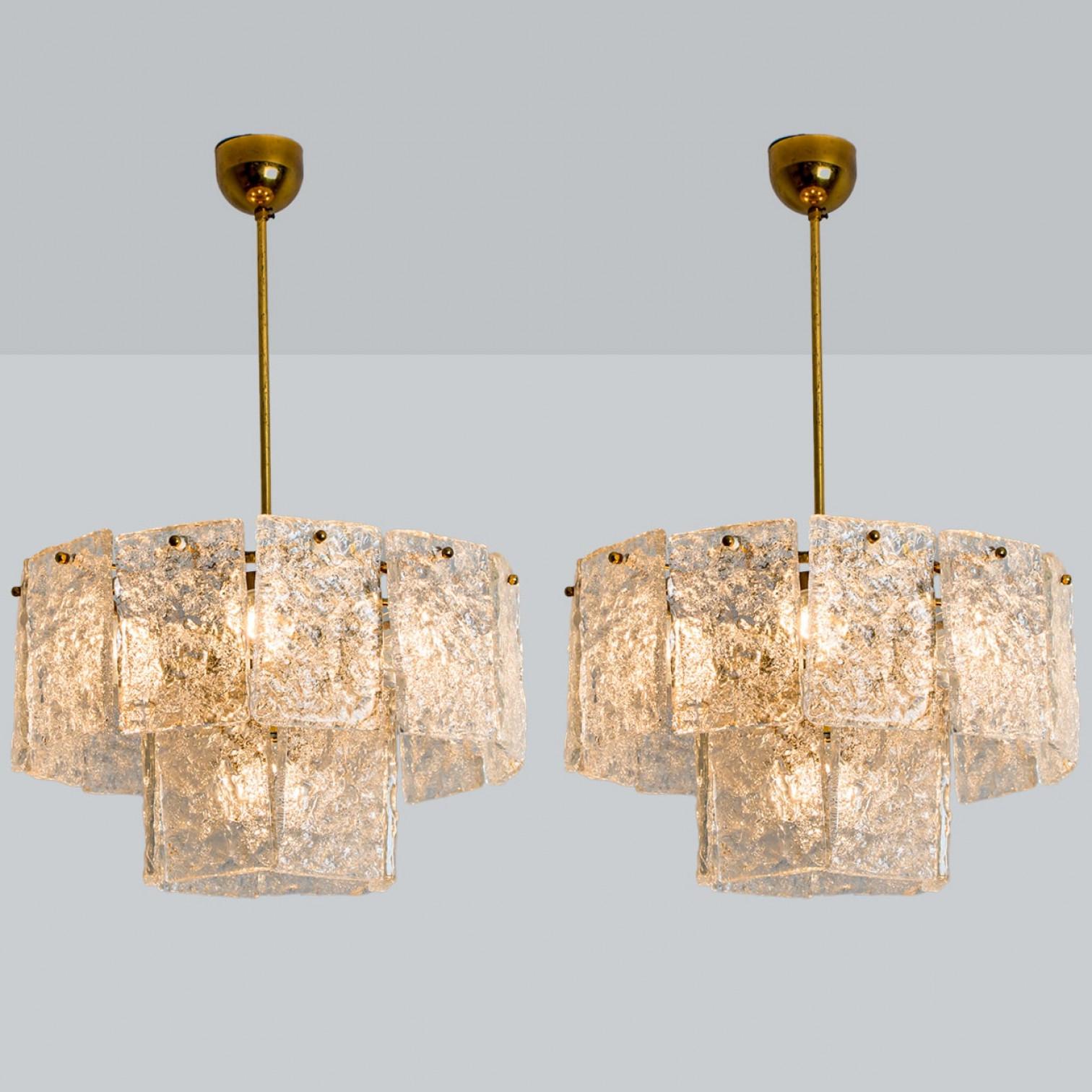 Mid-Century moderno 1 dei 2 lampadari in vetro e ottone di Hillebrand, anni '60 in vendita