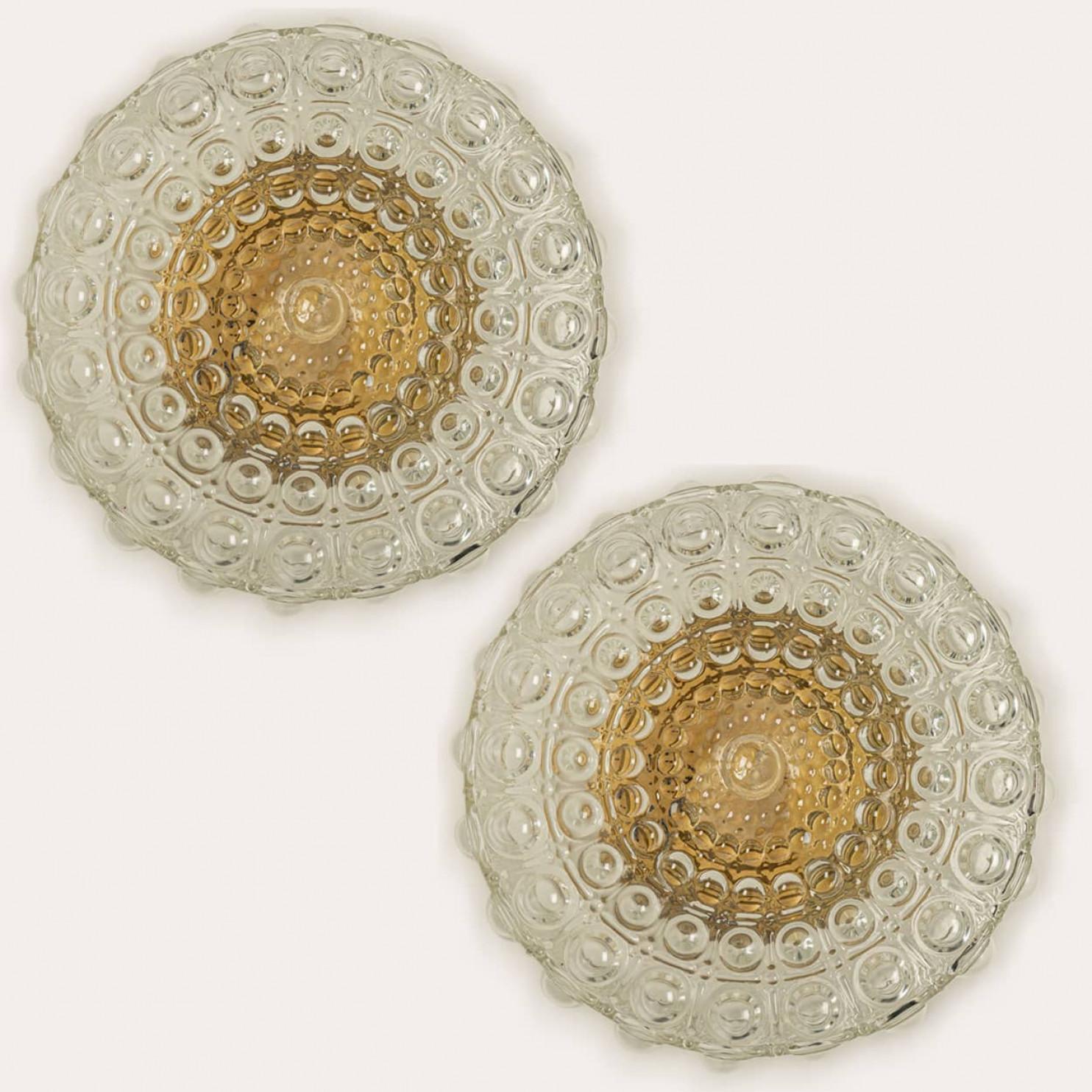 Uno de los dos apliques de cristal de burbujas transparentes diseñados al estilo de Helena Tynell hacia 1960-1970 en Europa, Alemania. El cristal burbujeado de rica textura proporciona un brillo maravilloso. El cristal redondo está montado sobre una